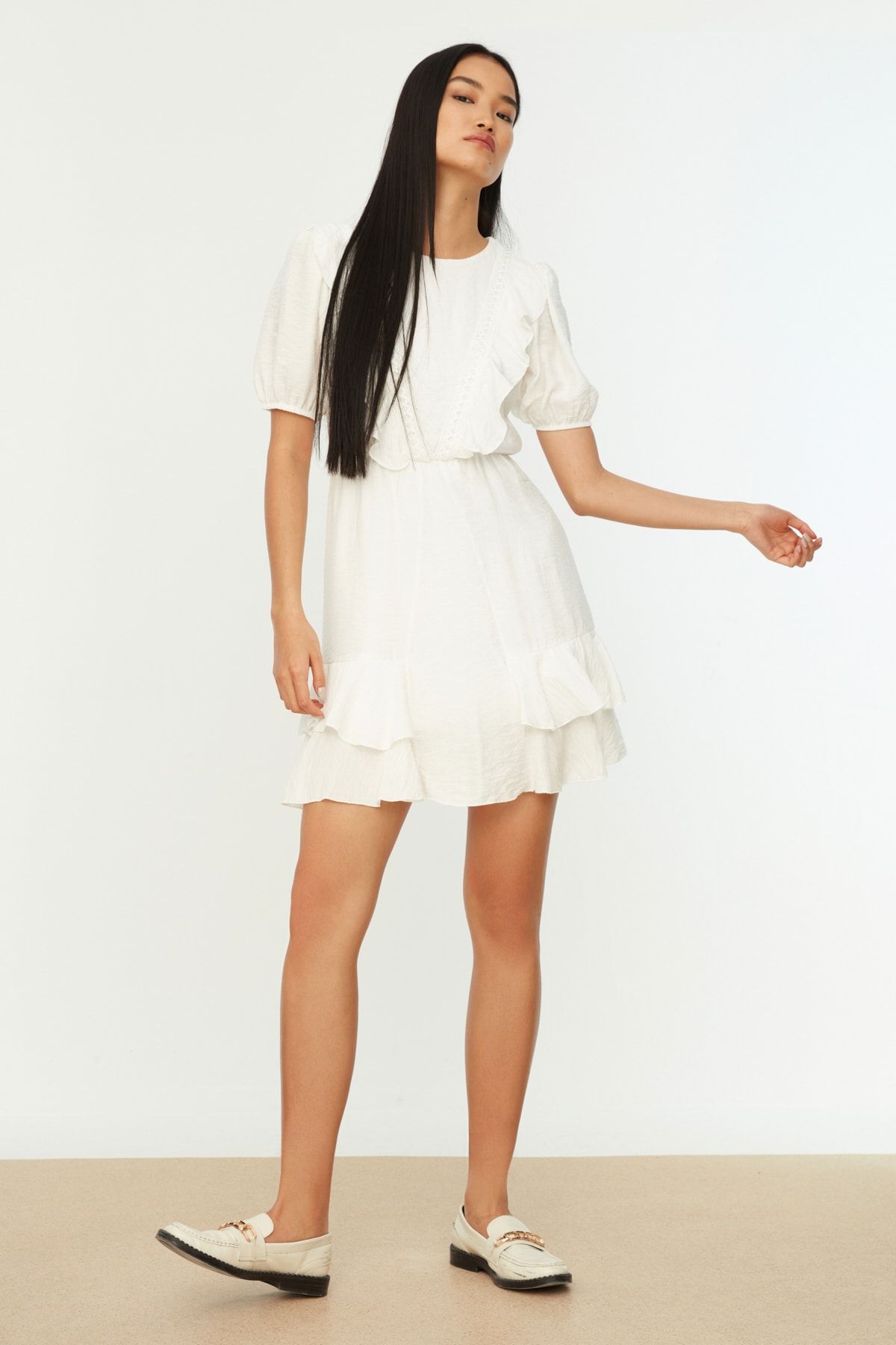 TRENDYOLMİLLA Beyaz Mini Astarlı Dokuma  Volanlı Dokuma Elbise  TWOSS21EL2152