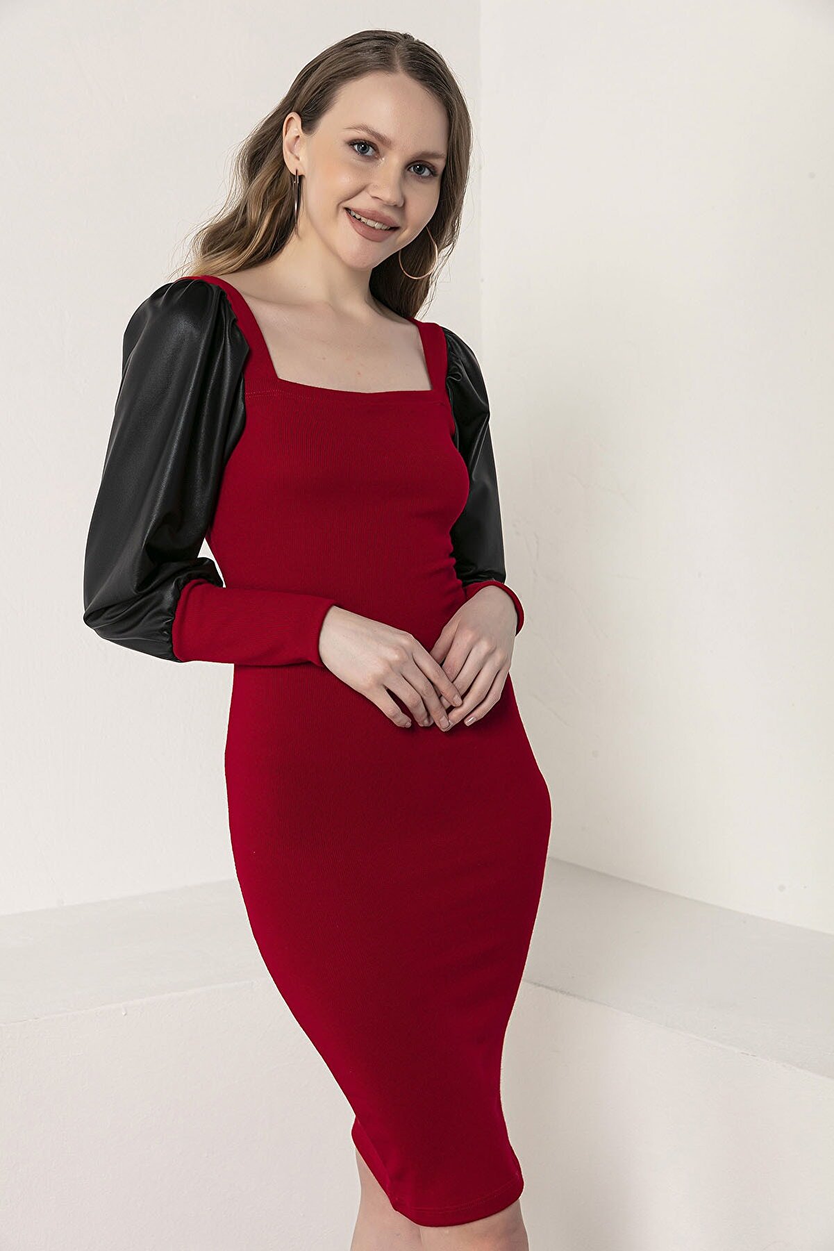 Kadın Modası Kadın Kırmızı Kare Yaka Prenses Kolu Deri Garnili Akrilik Kalem Elbise