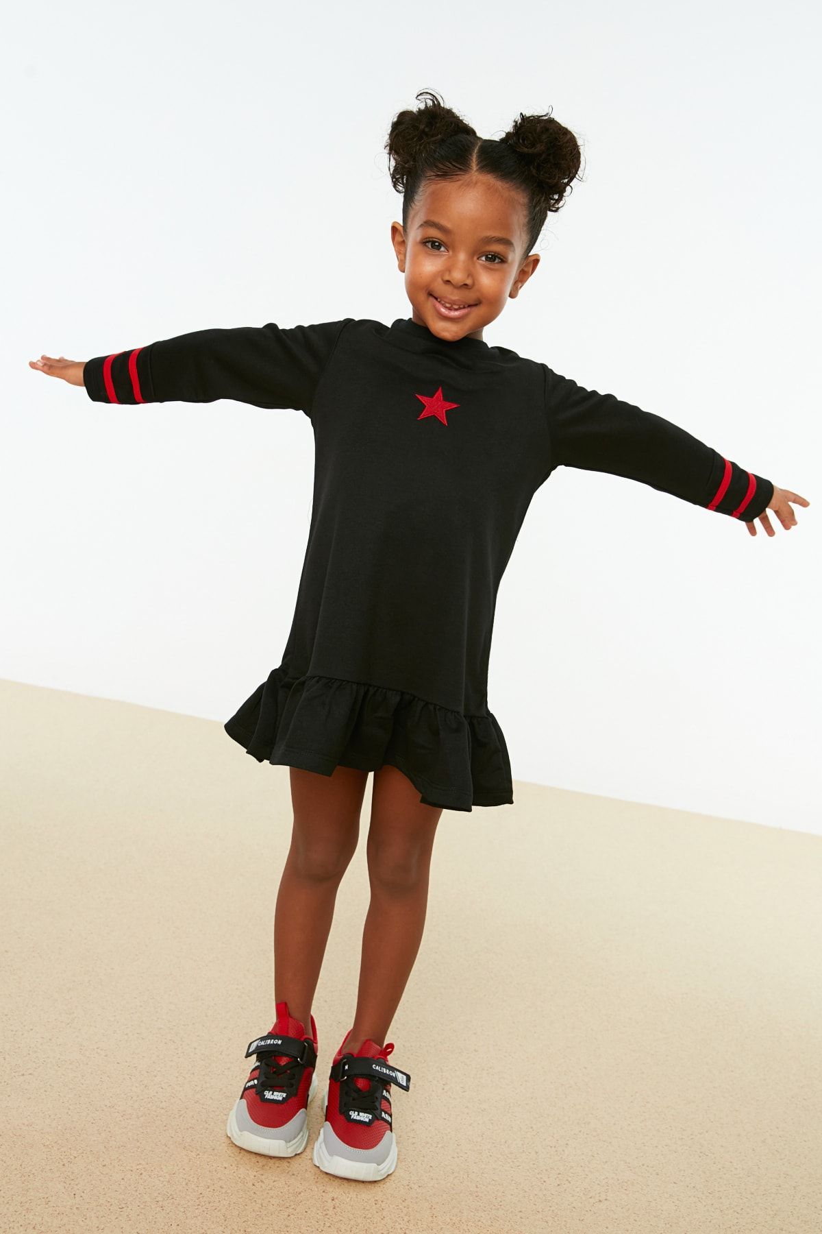 TRENDYOLKIDS Siyah Şerit Detaylı Nakışlı Kız Çocuk Örme  Elbise