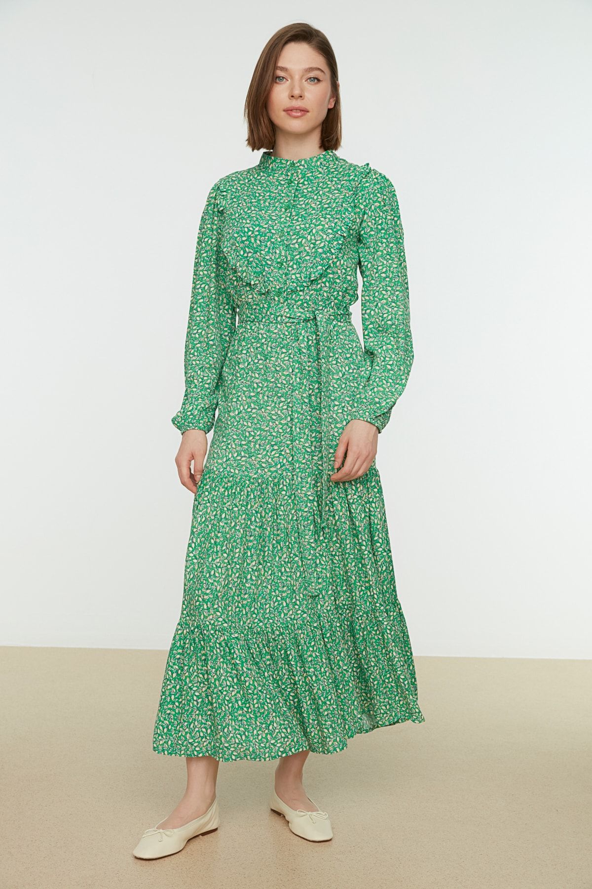 TRENDYOL MODEST Yeşil Küçük Çiçek Baskılı Fırfır Detaylı Kuşaklı Dokuma Elbise TCTSS21EL3340