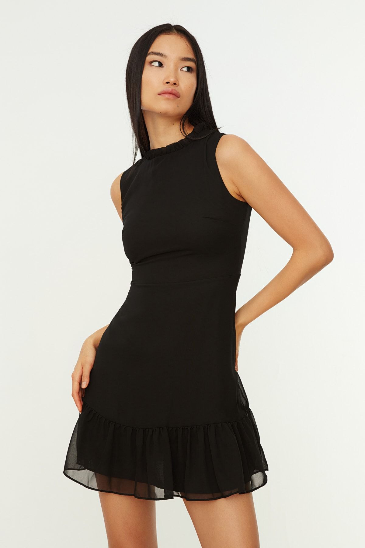 TRENDYOLMİLLA Siyah A Kesim Fırfırlı Astarlı Mini Dokuma Elbise TWOSS20EL0237