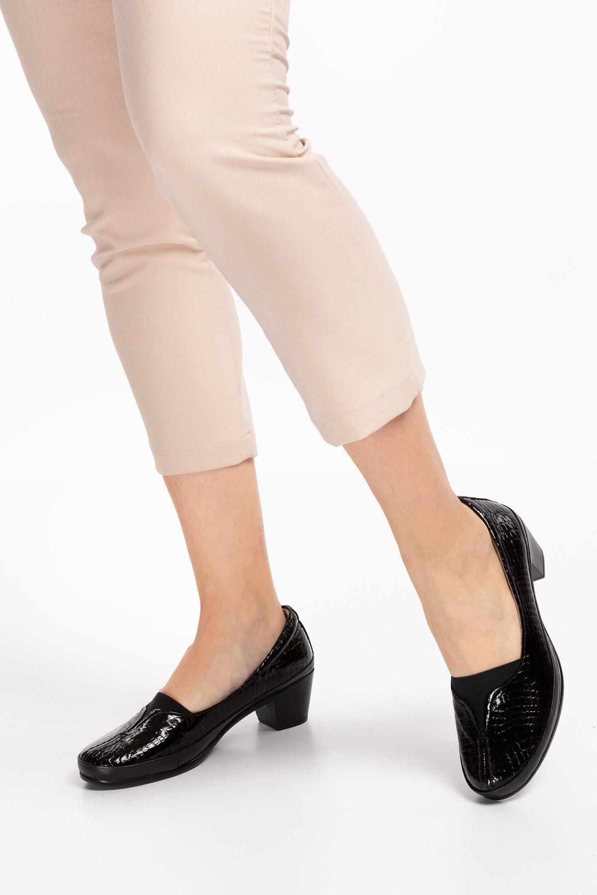 Akgün Terlik Kadın Siyah Hakiki Deri Topuklu Şık Ayakkabı