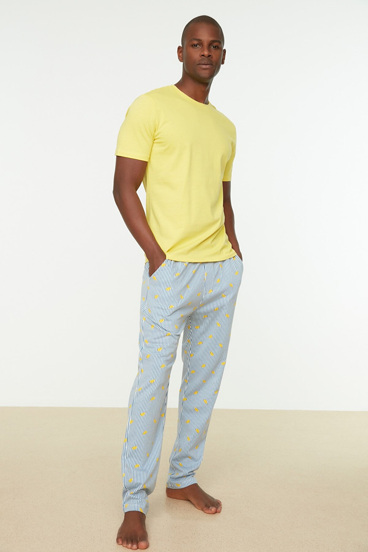 TRENDYOL MAN Sarı Erkek Regular Fit Muz Baskılı Örme Pijama Takımı THMSS21PT0316