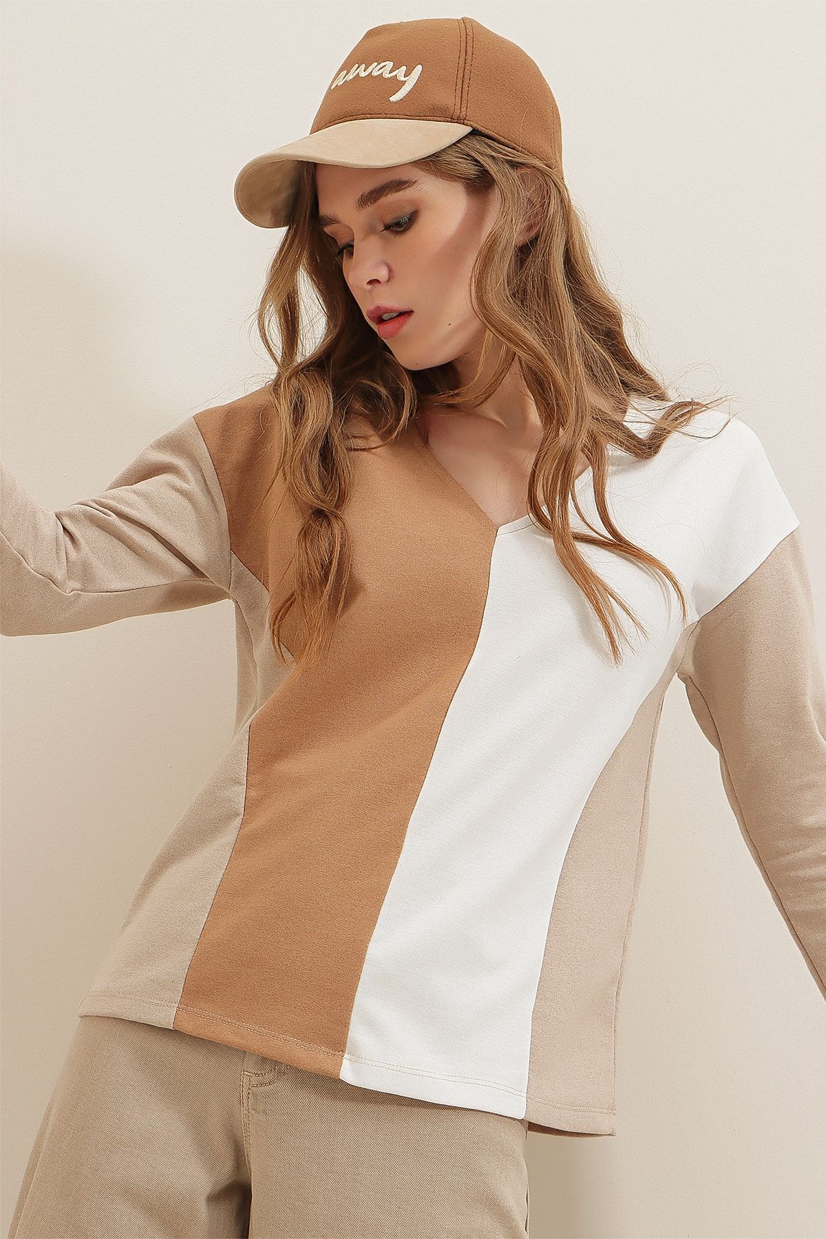 Trend Alaçatı Stili Kadın Camel V Yaka Renk Bloklu Bluz ALC-018-110-NYE