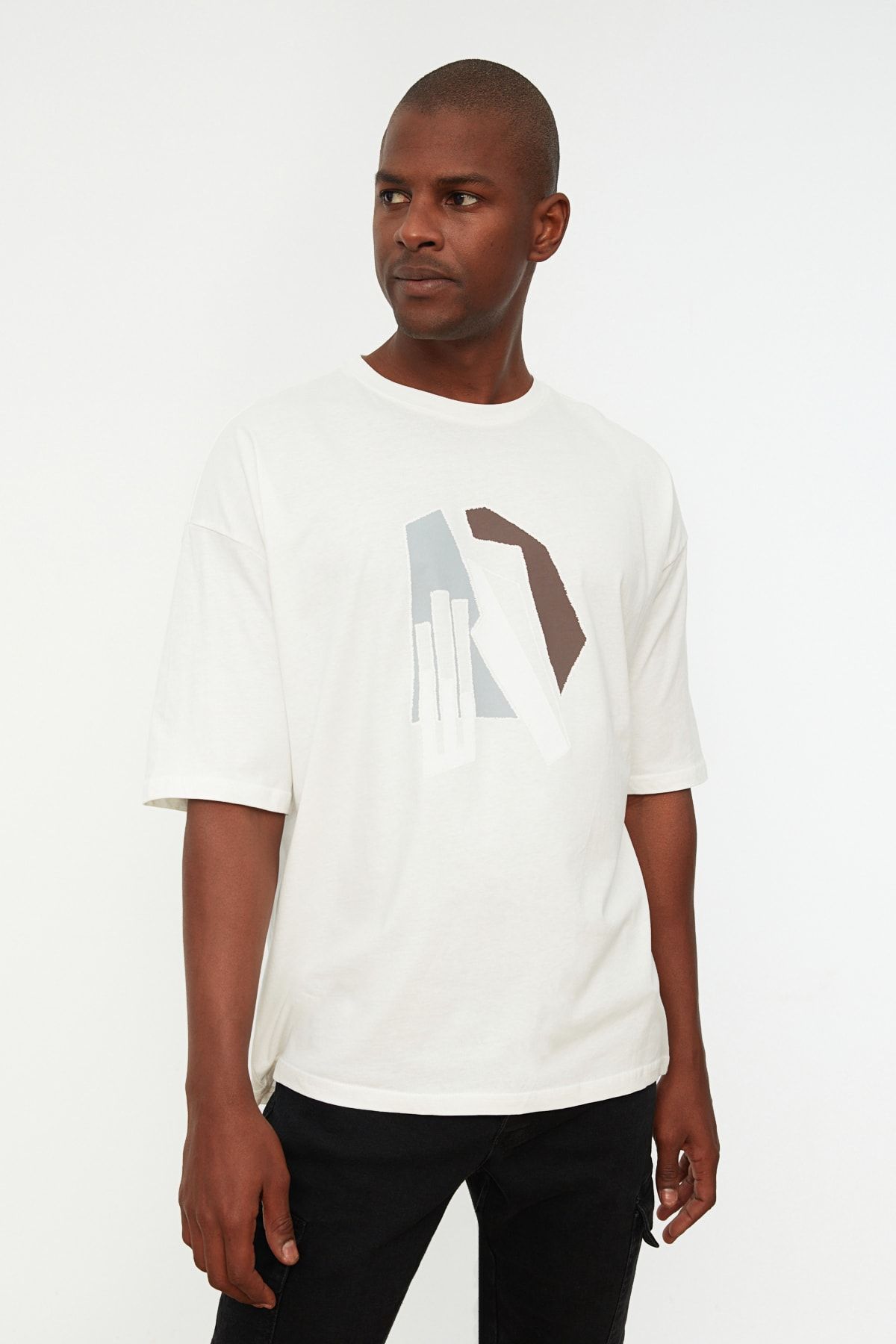 TRENDYOL MAN Ekru  Kısa Kollu Oversize/Geniş Kesim %100 Pamuk Geometrik Baskılı T-Shirt TMNSS21TS1075