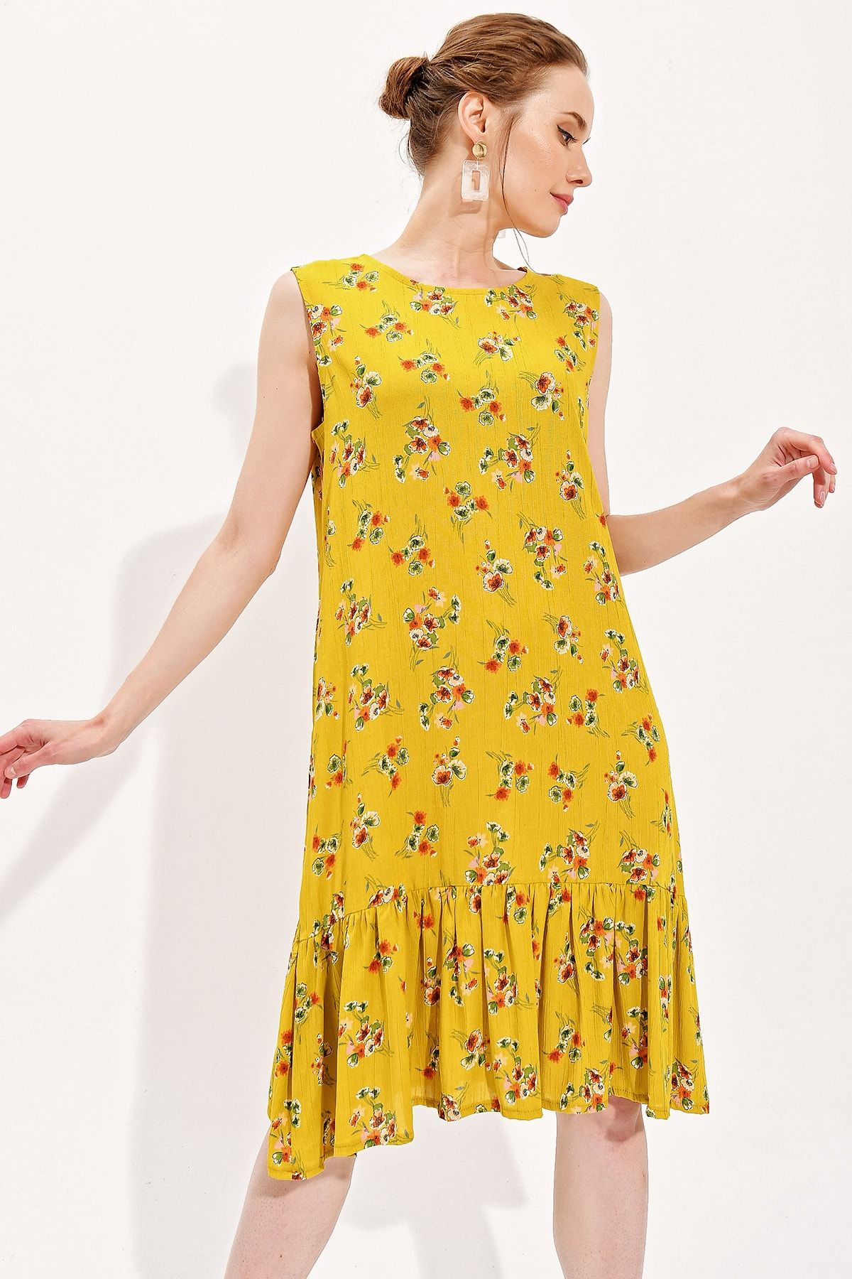 Trend Alaçatı Stili Kadın Sarı Çiçekli Kolsuz Eteği Büzgü Volanlı Çiçekli Dokuma Elbise Alc-020-081