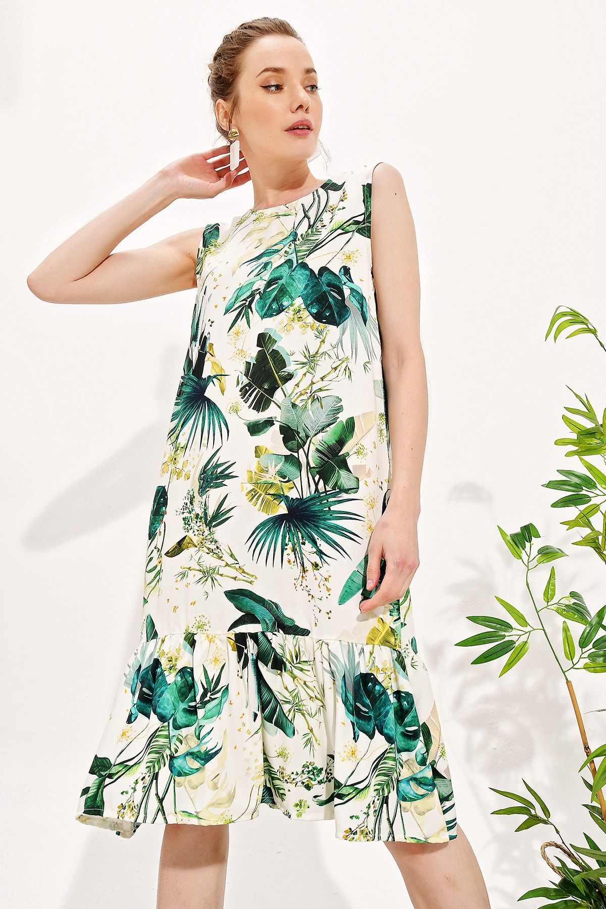 Trend Alaçatı Stili Kadın Ekru-Çiçekli Kolsuz Eteği Büzgü Volanlı Çiçekli Dokuma Elbise Alc-020-081