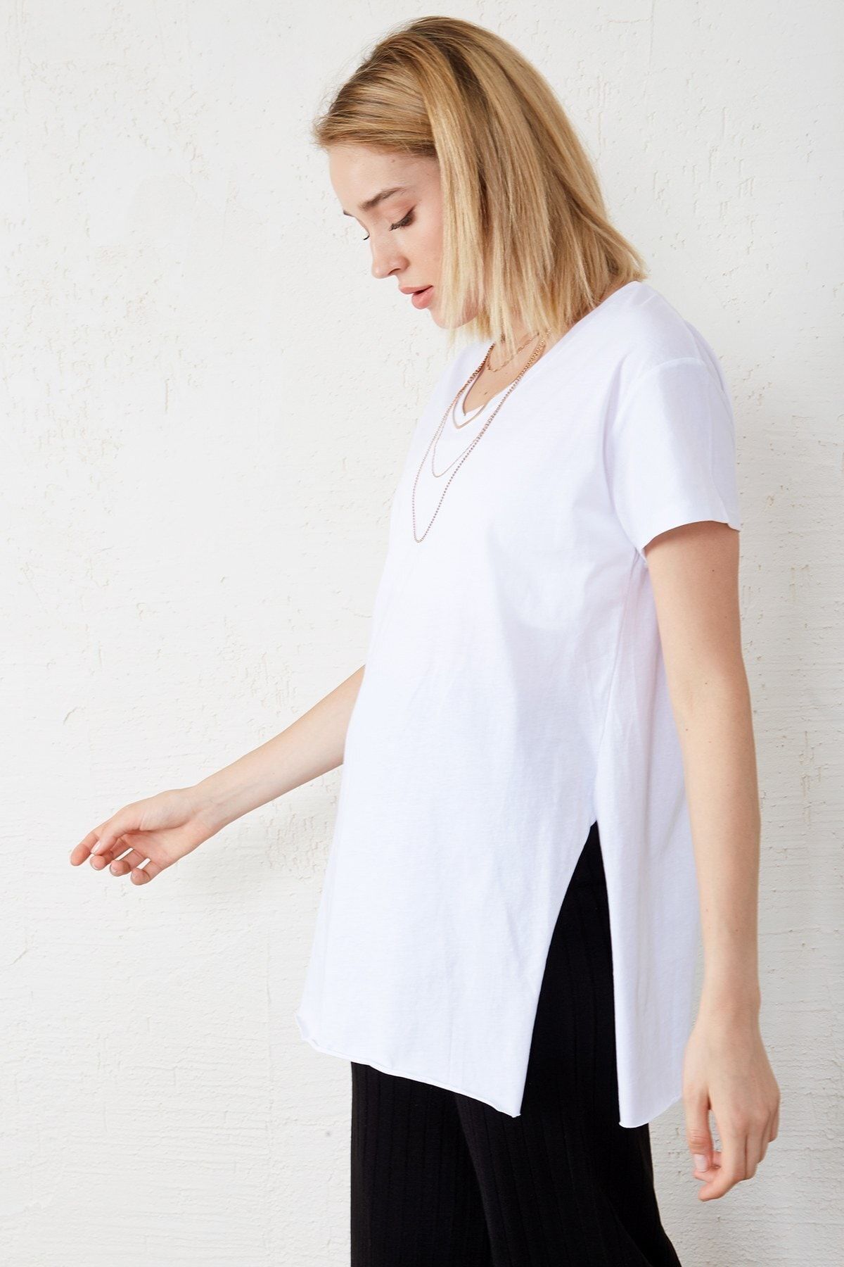 Eka Kadın Beyaz V Yaka Kısa Kol Yırtmaçlı T-Shirt