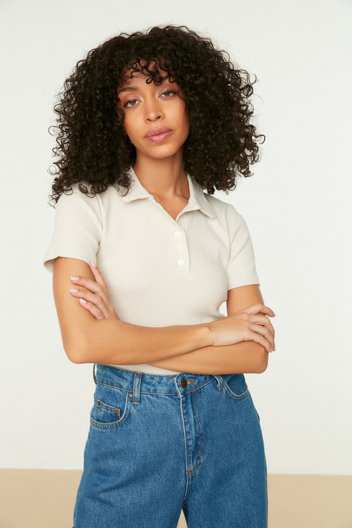 TRENDYOLMİLLA Bej Düğme Detaylı Fitted/Vücuda Oturan Polo Yaka Fitilli Esnek Örme Bluz TWOSS19FV0084
