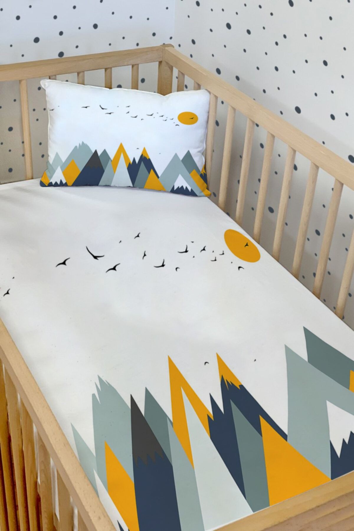 SHOWY BABY Iskandinav Dağlar ve Güneş Desenli Bebek Yatak Örtüsü ve Yastık