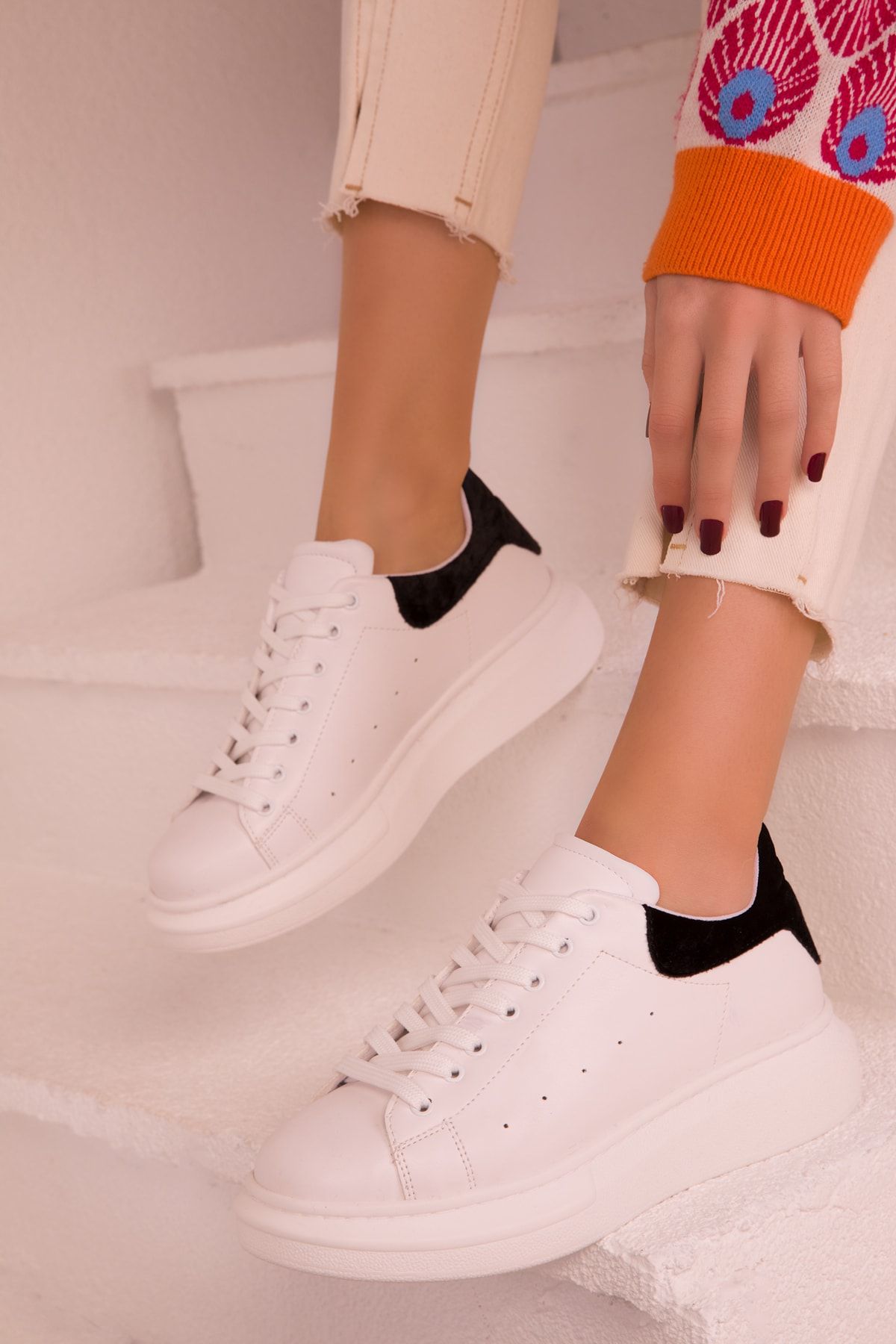 SOHO Beyaz-Siyah Kadife Kadın Sneaker 15732
