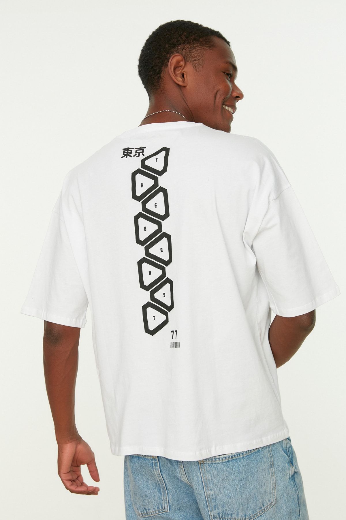 TRENDYOL MAN Beyaz  Kısa Kollu Oversize/Geniş Kesim Geometrik Baskılı %100 Pamuklu T-Shirt TMNSS21TS1031
