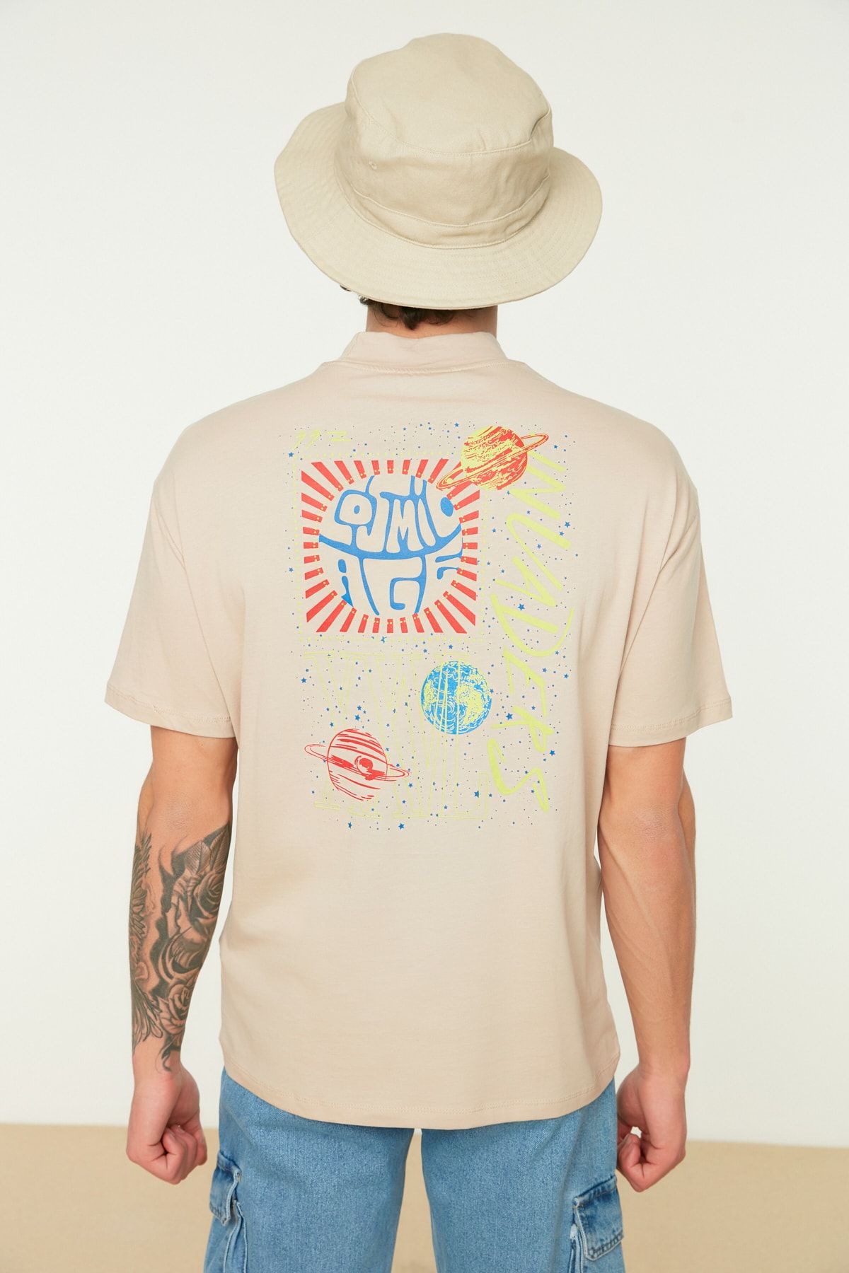 TRENDYOL MAN Taş Erkek Relaxed/Rahat Kesim Yarım Balıkçı Yaka %100 Pamuk Uzay Baskılı T-Shirt TMNSS21TS0381