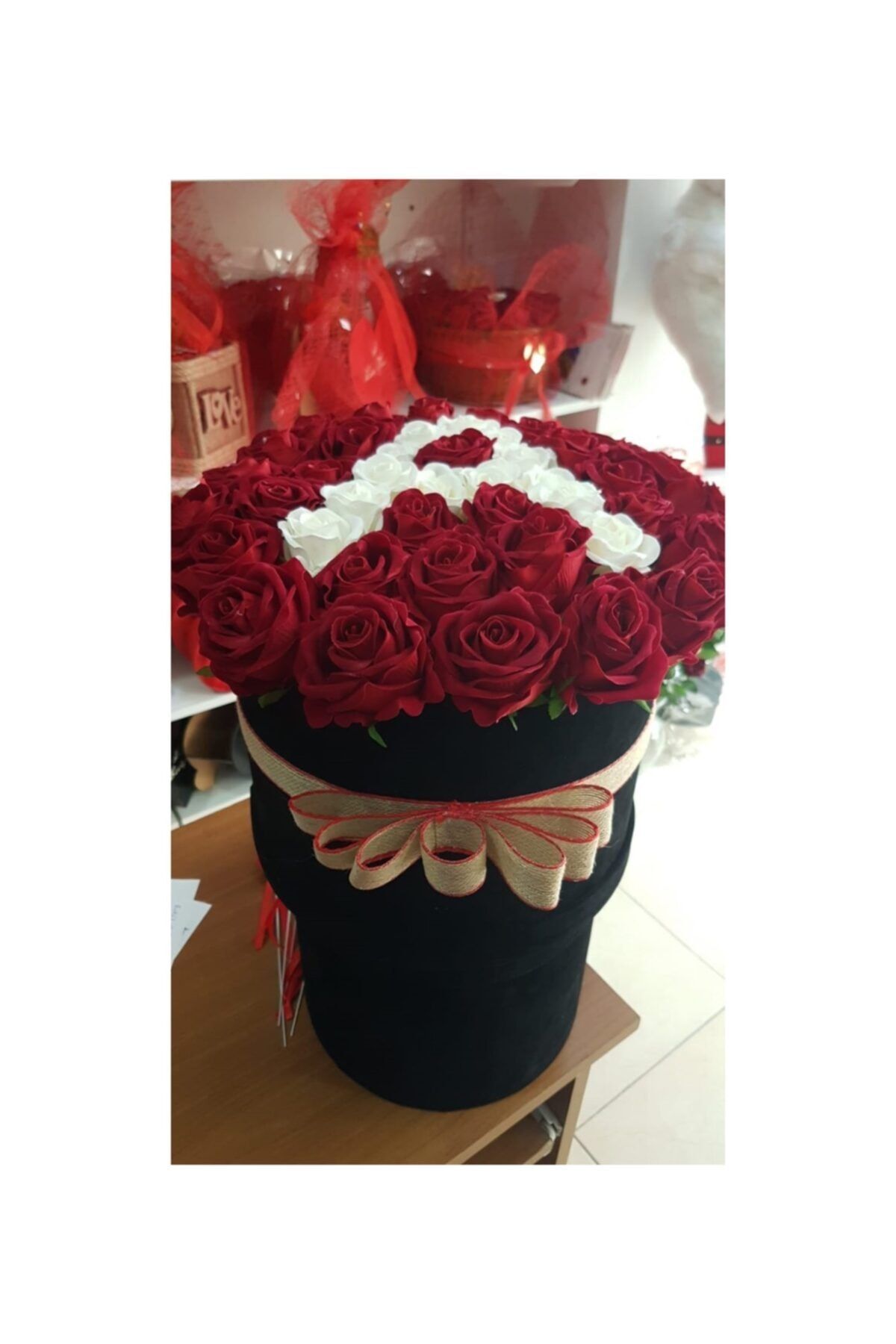 Evsay Sevgiliye Silindir Kutuda Yapay Kadife Kırmızı Güller Ve Harf Dekoratif Kutu