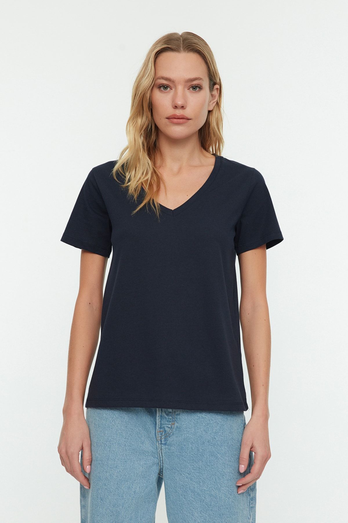 TRENDYOLMİLLA Lacivert V Yaka Basic Örme T-Shirt TWOSS20TS0129