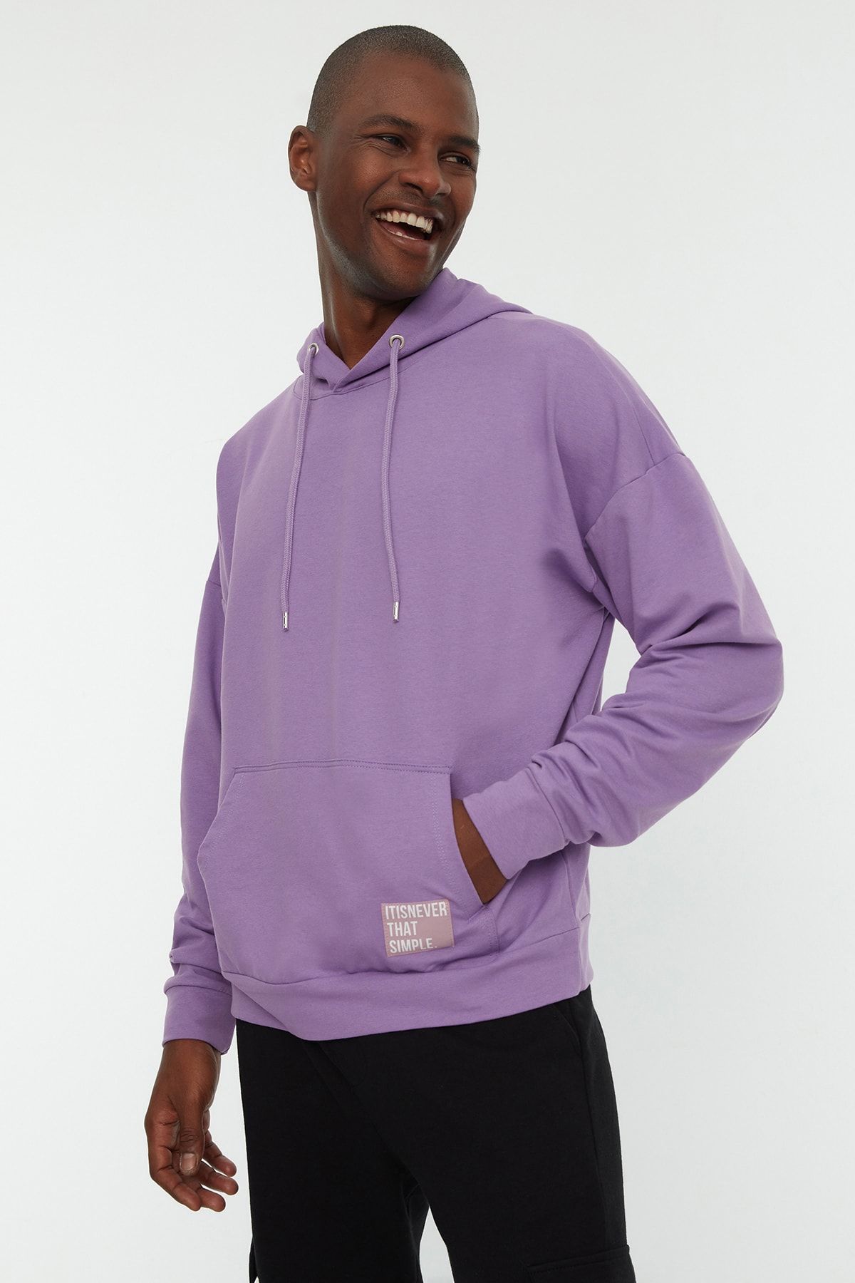TRENDYOL MAN Lila   Kapüşonlu Oversize/Geniş Kesim Etiket Aplikeli Basic Pamuklu Sweatshirt TMNSS21SW0221