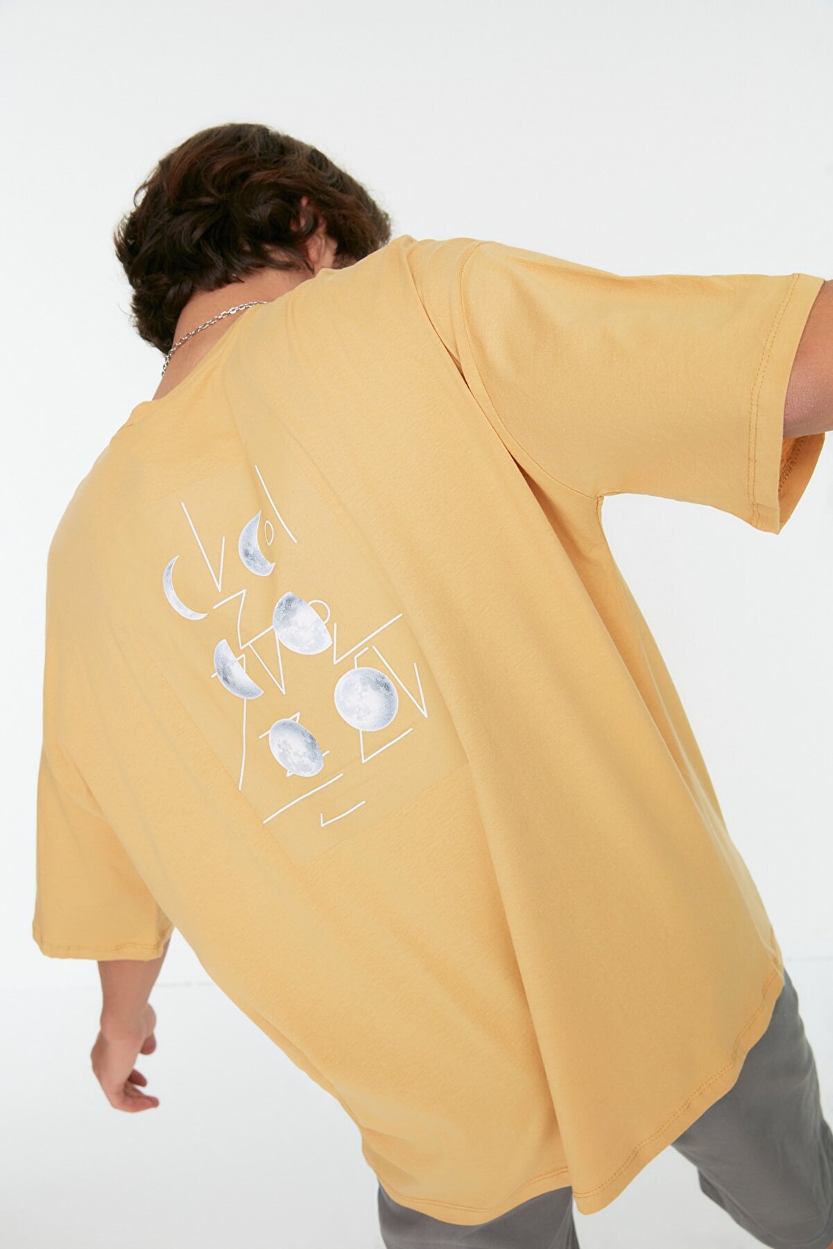 TRENDYOL MAN Bej Erkek Kısa Kollu Sırt Baskılı Oversize T-Shirt TMNSS21TS0617