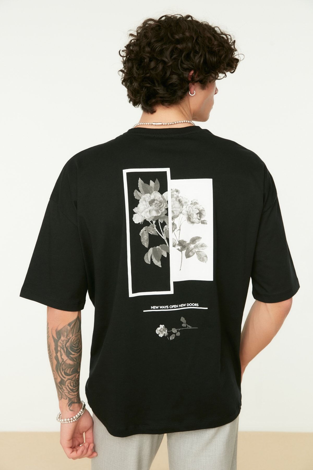 TRENDYOL MAN Siyah  Oversize/Geniş Kesim Bisiklet Yaka Çiçek Baskılı %100 Pamuk T-Shirt TMNSS21TS1223