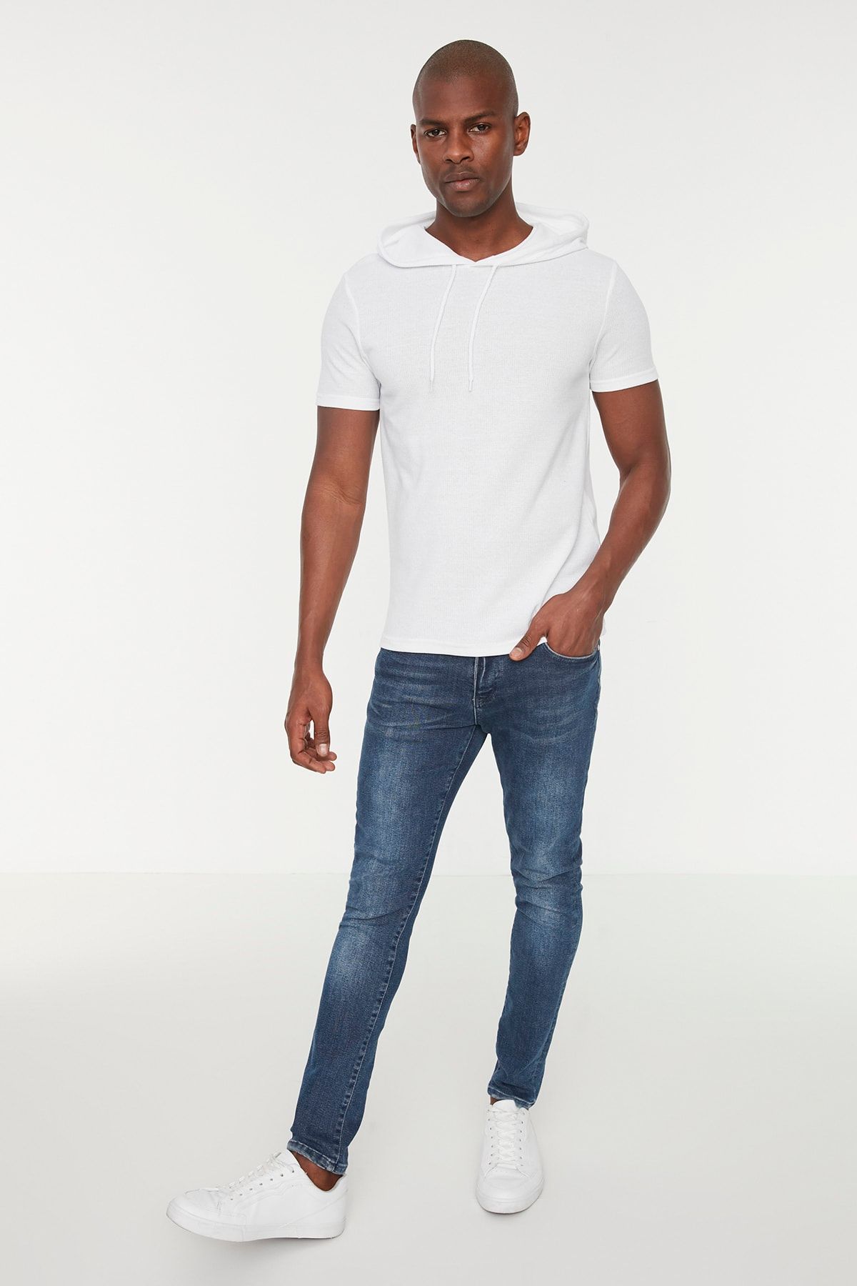 TRENDYOL MAN Beyaz  Regular Fit Kısa Kollu Kapüşonlu T-Shirt TMNSS20TS0117
