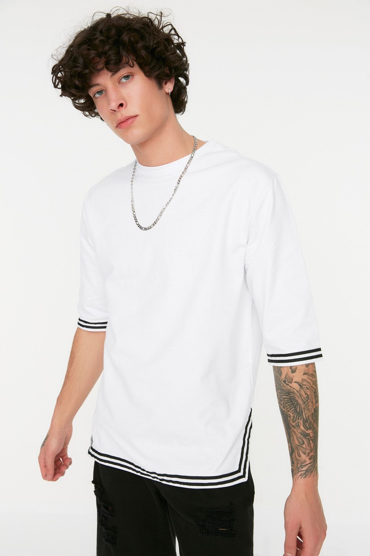 TRENDYOL MAN Beyaz   Regular/Normal Kesim Çizgili Şerit Detaylı T-Shirt TMNSS21SW0243