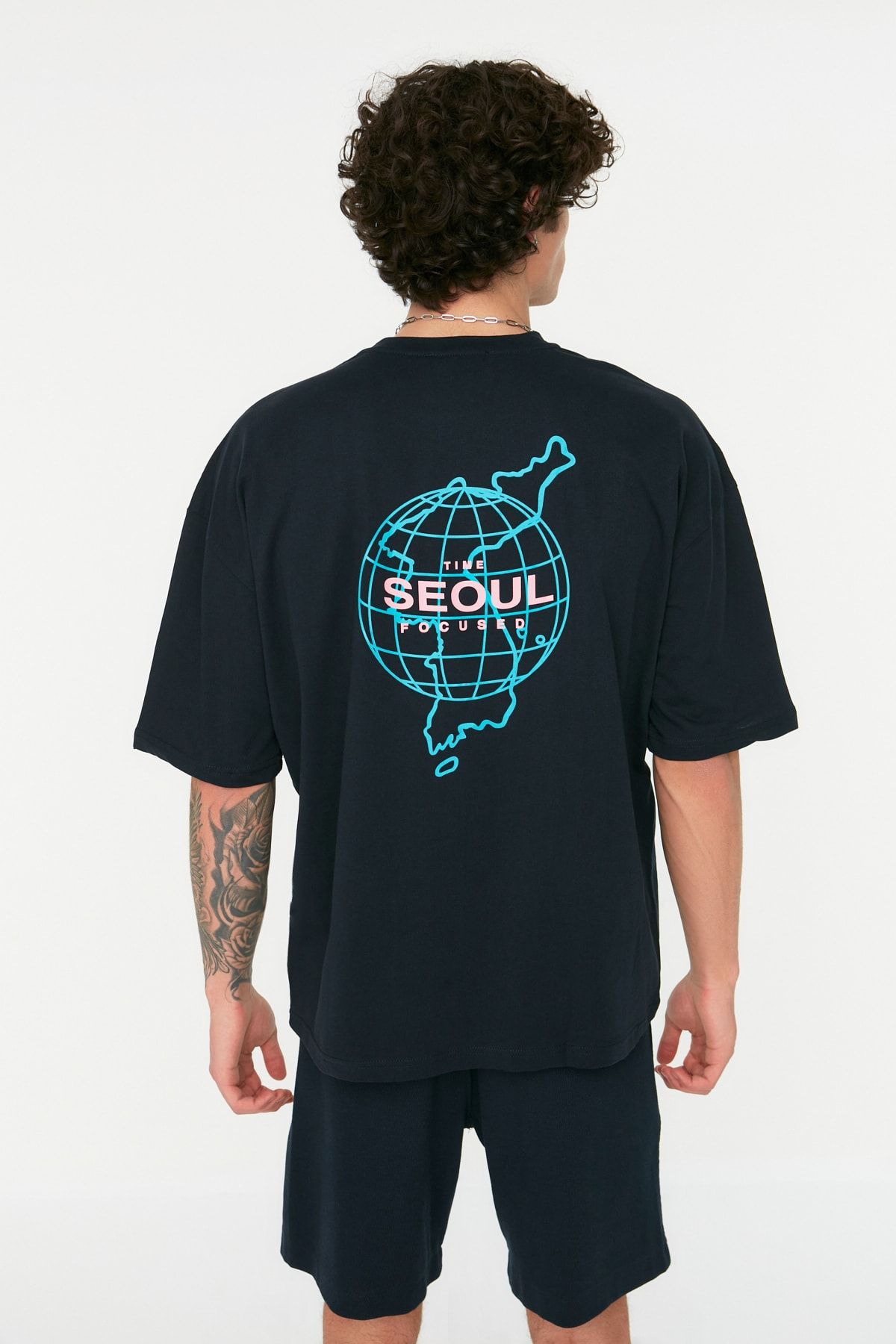 TRENDYOL MAN Lacivert  Oversize/Geniş Kesim Seoul Şehir Baskılı Kısa Kol %100 Pamuk T-Shirt TMNSS21TS1219