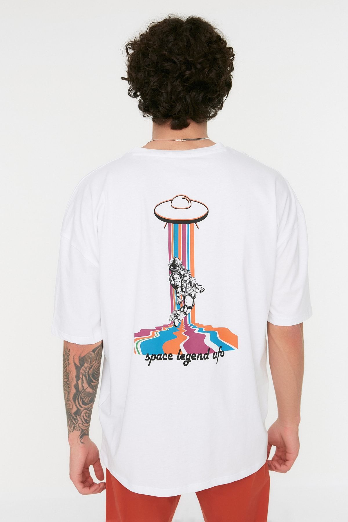 TRENDYOL MAN Oversize/Geniş Kesim Kısa Kol Uzay Sırt Baskılı %100 Pamuk T-Shirt TMNSS21TS0754