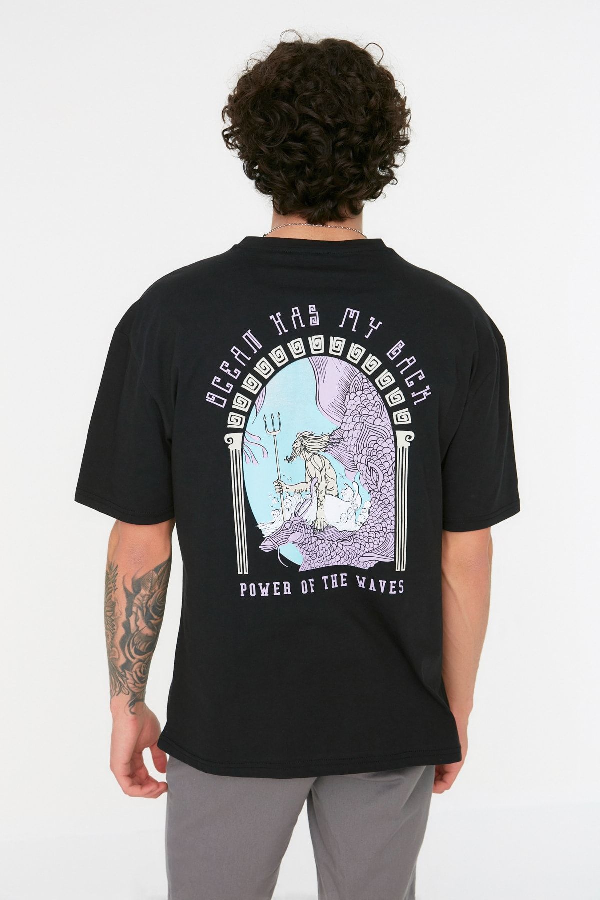 TRENDYOL MAN Siyah  Relaxed/Rahat Kesim Kısa Kollu Sanatsal Baskılı %100 Pamuklu T-Shirt TMNSS21TS3559