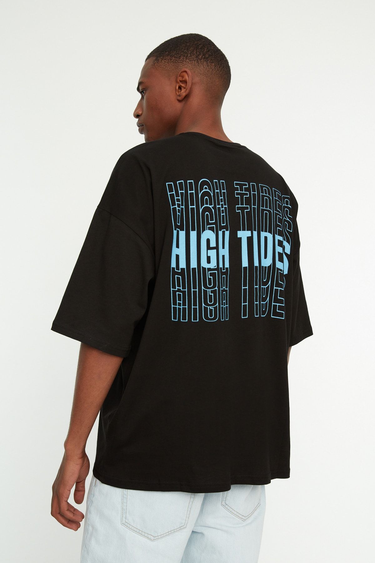 TRENDYOL MAN Siyah  Oversize/Geniş Kesim Yazı Baskılı Kısa Kol %100 Pamuk T-Shirt TMNSS21TS1698