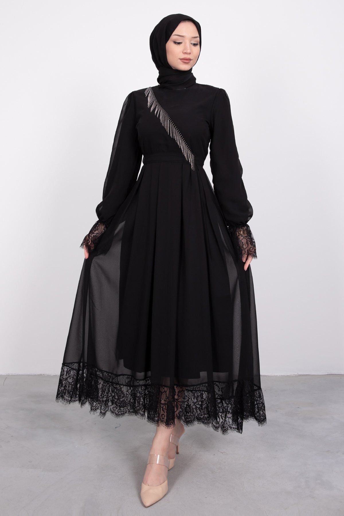 Lamia Giyim Çapraz Zincir Detaylı Asimetrik Tesettür Abiye Siyah
