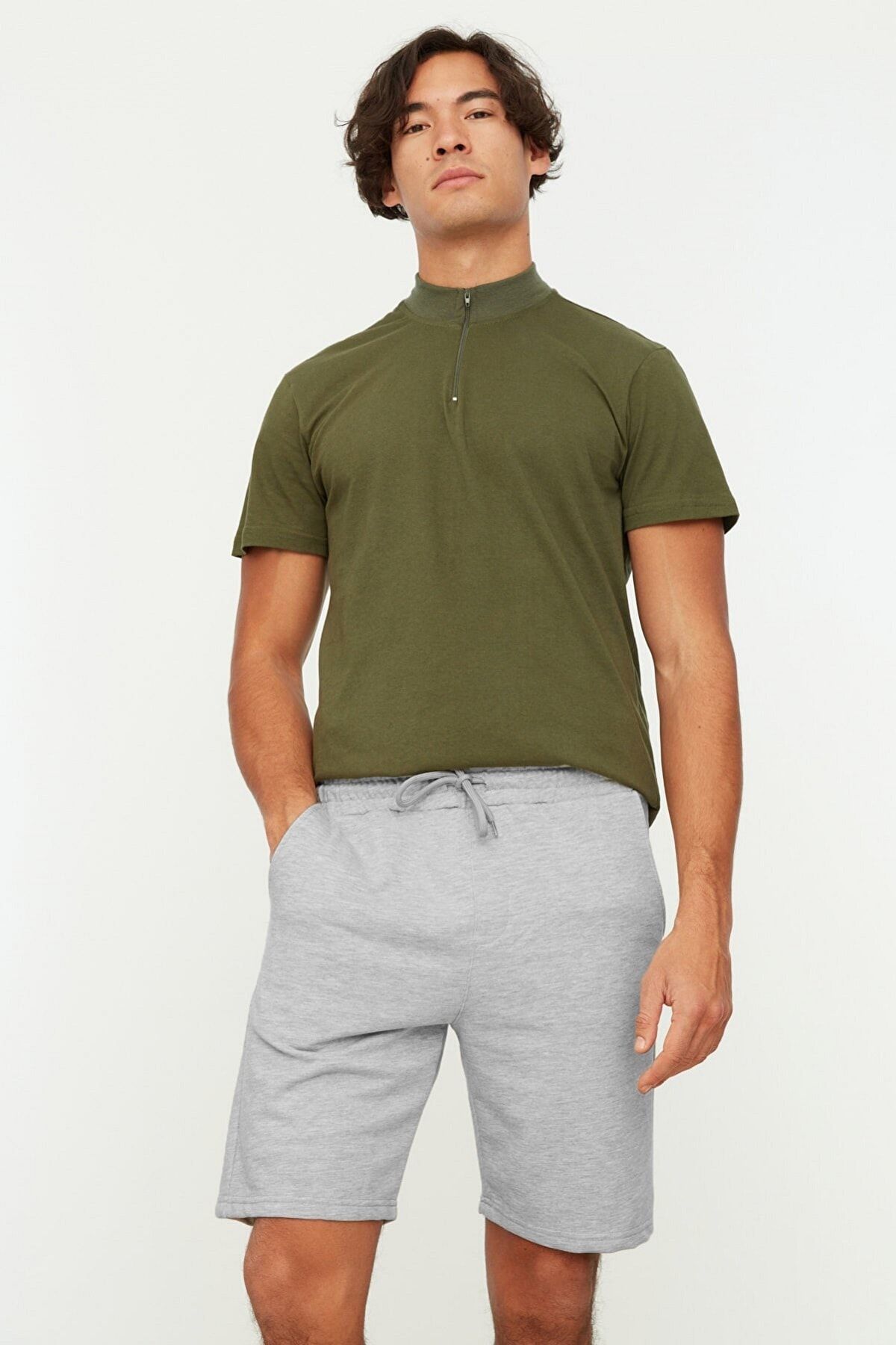 TRENDYOL MAN Gri Erkek Basic Regular Orta Boy/Normal Kesim Düz Şort TMNSS20SR0068