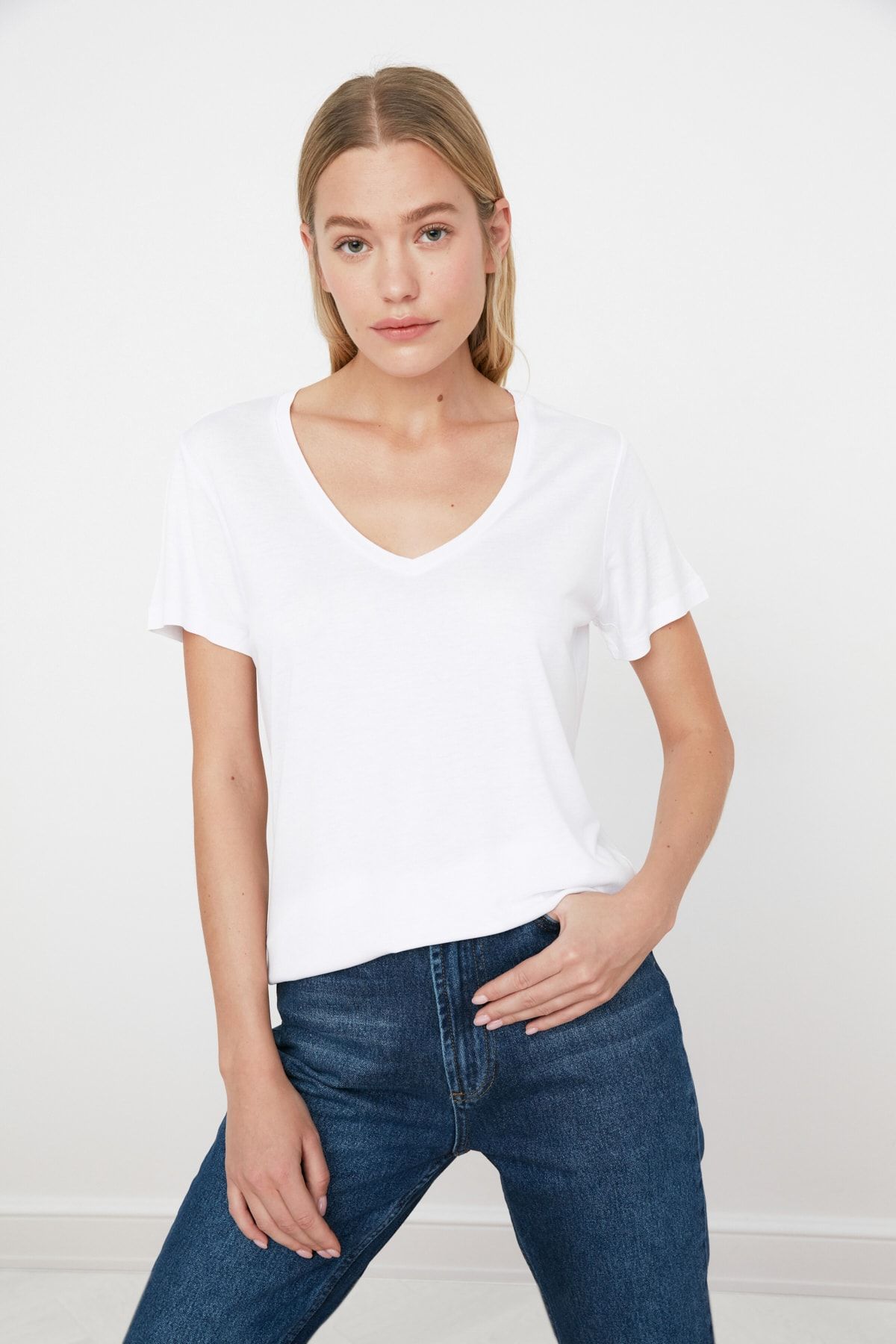TRENDYOLMİLLA Beyaz Viskon Karışımlı V Yaka Basic Örme T-Shirt TWOSS20TS0131