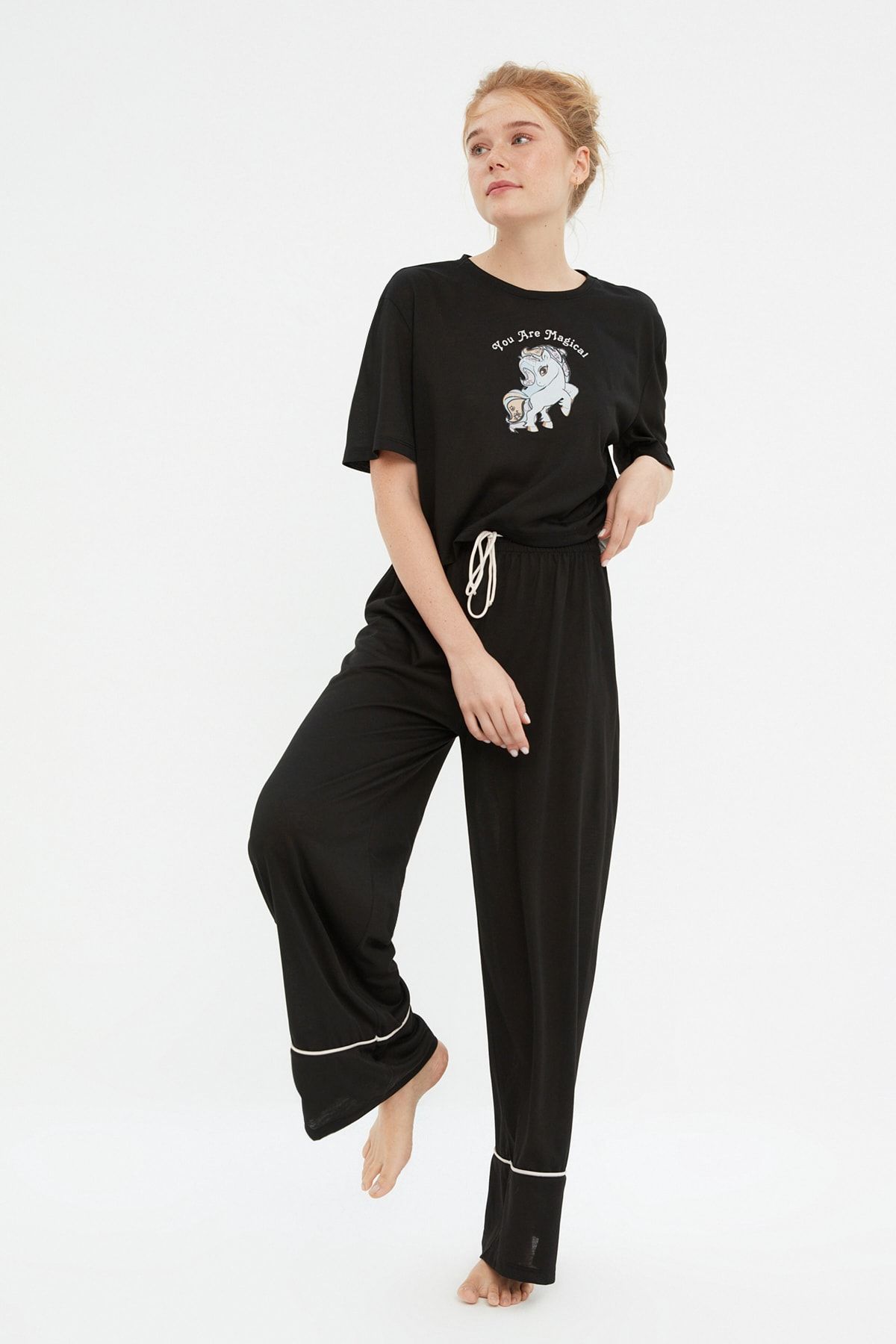 TRENDYOLMİLLA Siyah Pamuklu Baskılı T-shirt-Pantolon Örme Pijama Takımı THMSS21PT0953
