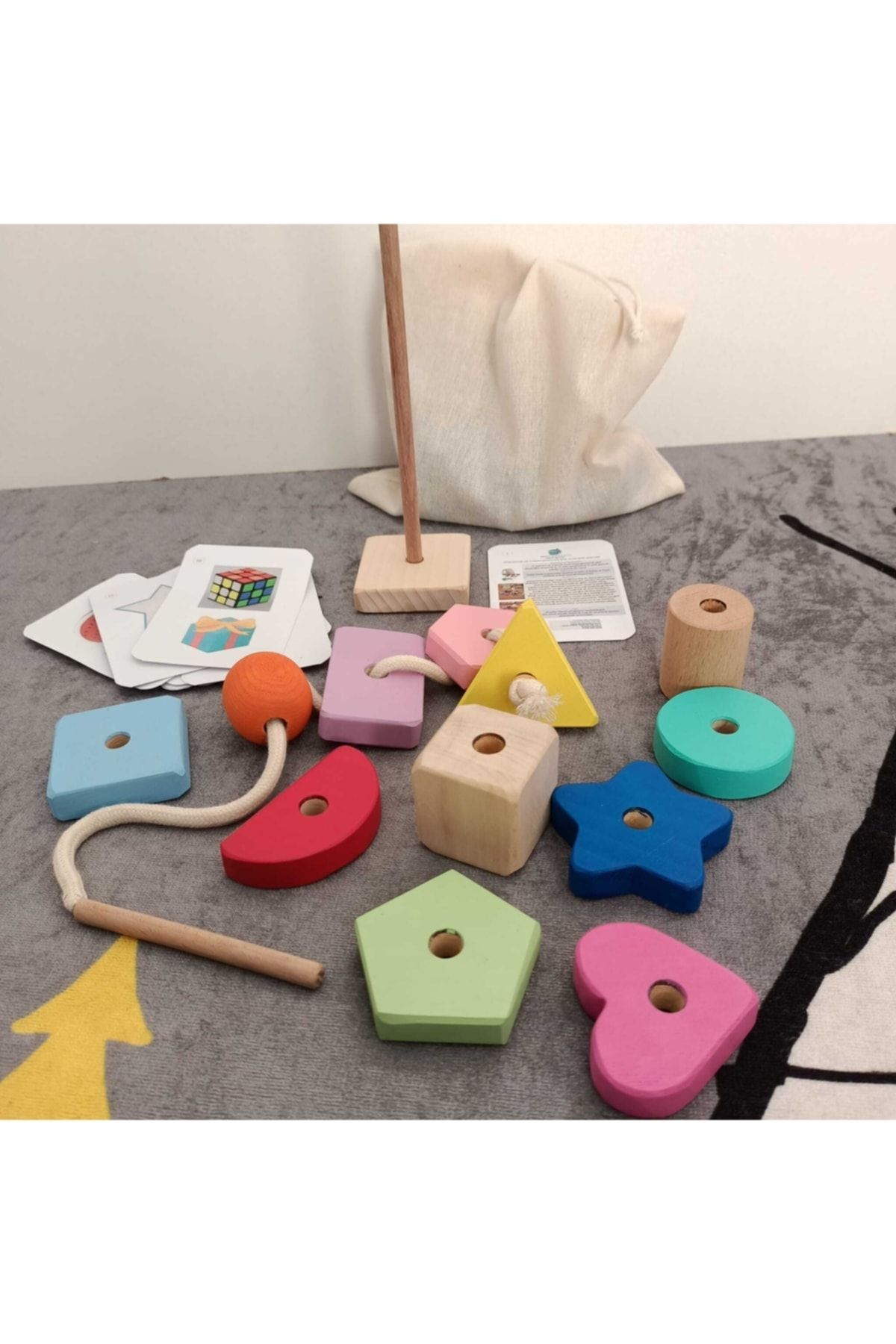 Moccotoys Montessori Ahşap Oyuncak - Giz Torbası Ve Ip Geçir Geometrik Şekiller Ikili Eğitici Kartlı Oyunu