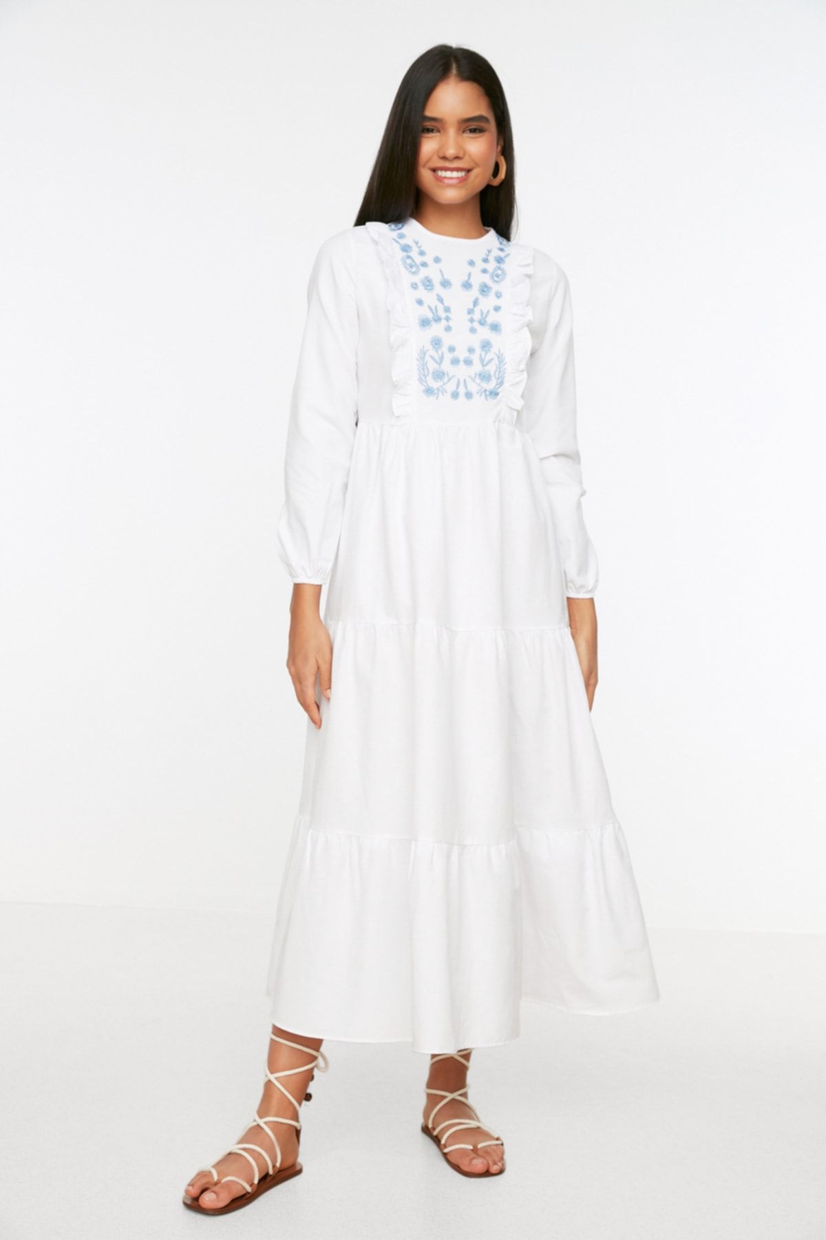TRENDYOL MODEST Beyaz Fırfır Detaylı Nakışlı Dokuma Elbise TCTSS22EB0004