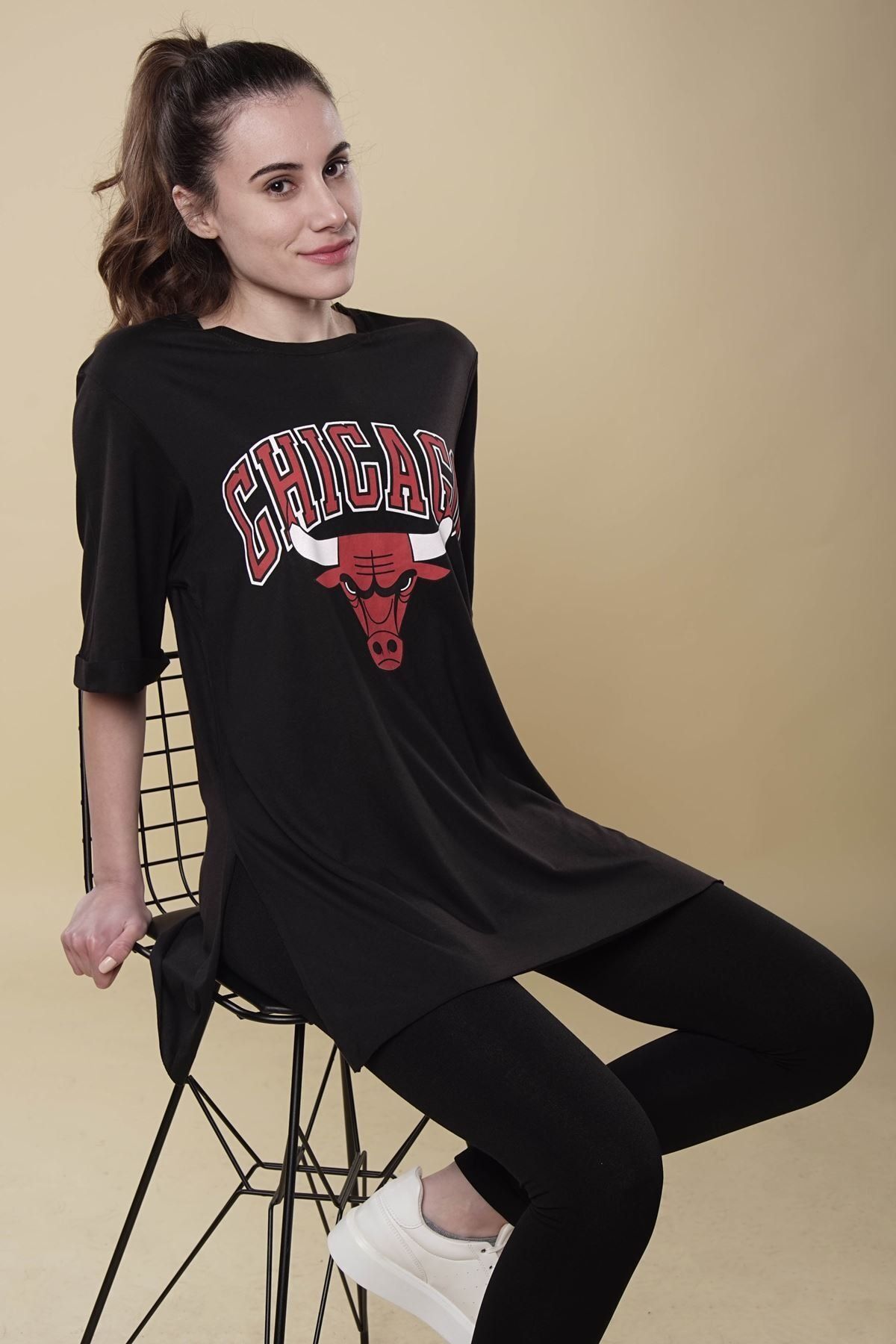 Lena Butik Chicago Baskılı Yırtmaçlı Oversize T-shirt-siyah