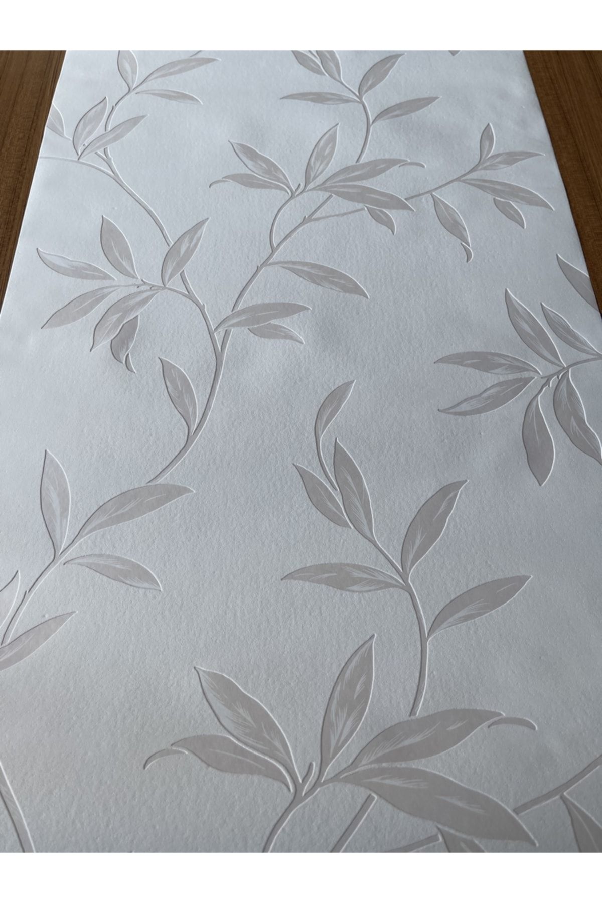 BAŞYAPI DİZAYN Kırık Beyaz Üzeri Krem Yaprak Desenli Ithal Vinly Duvar Kağıdı (5m²)