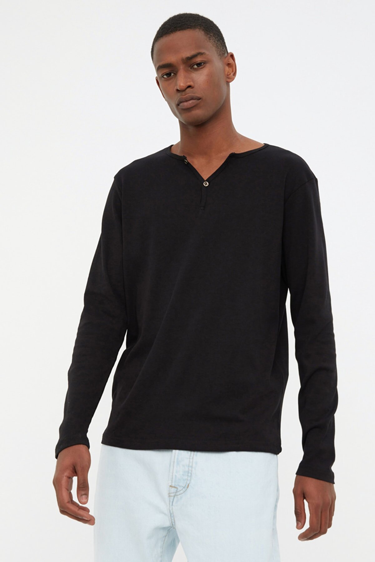 TRENDYOL MAN Siyah Erkek Basic Slim/Dar Kesim %100 Pamuklu Uzun Kollu Düğmeli Yaka T-Shirt TMNSS20TS0002