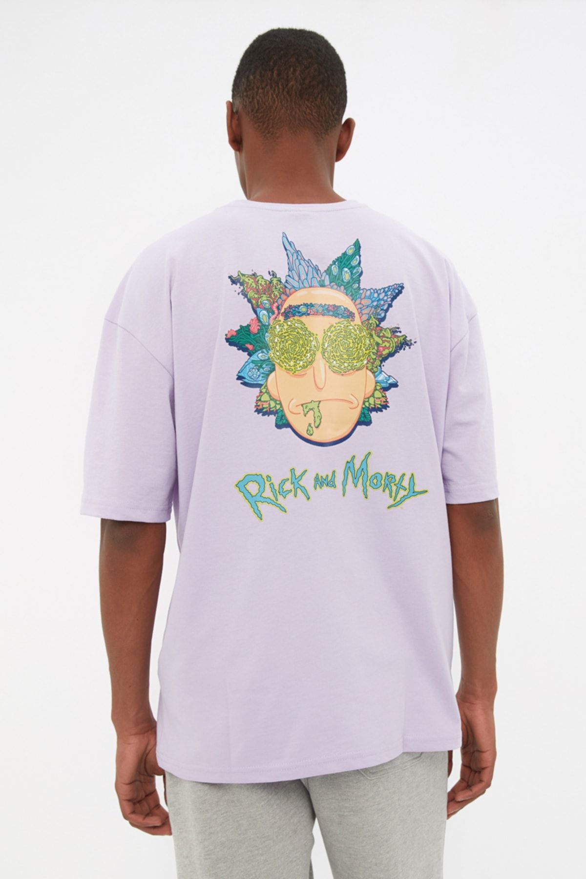 TRENDYOL MAN Lila Erkek Relaxed/Rahat Kesim Bisiklet Yaka Rick and Morty Baskılı Lisanslı T-Shirt TMNSS22TS0117