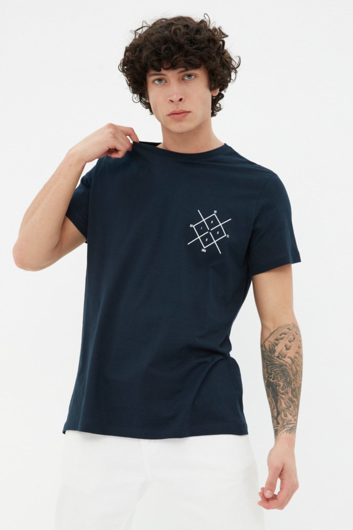 TRENDYOL MAN Lacivert  Regular/Normal Kesim Logo Baskılı %100 Pamuklu Kısa Kol T-Shirt TMNSS20TS0984