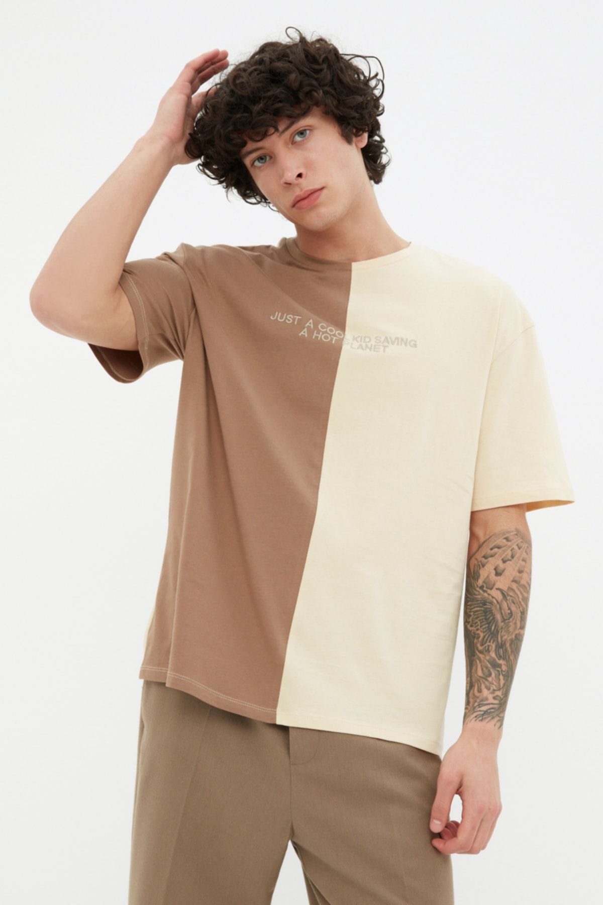 TRENDYOL MAN Kahverengi  Oversize Renk Bloklu %100 Pamuklu Nakışlı T-Shirt TMNSS21TS1452