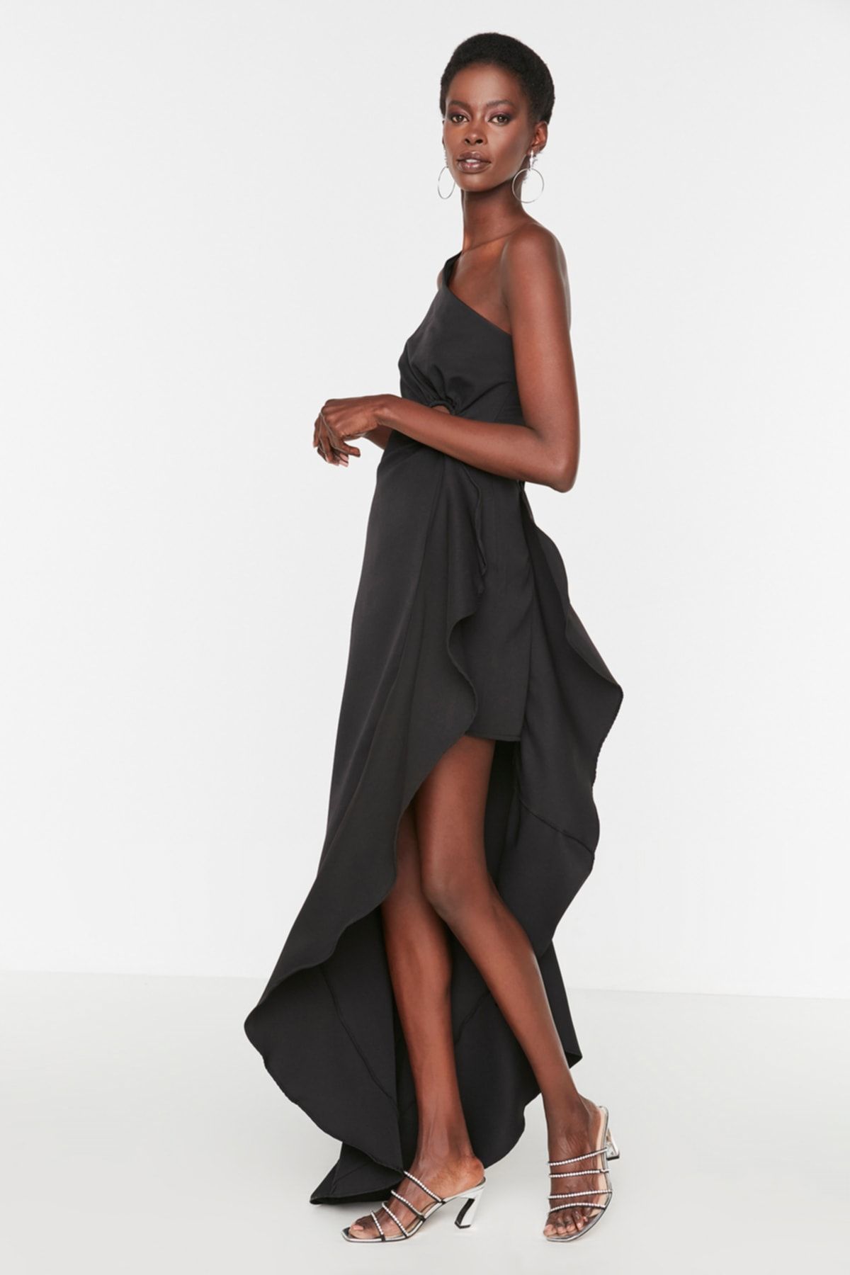 TRENDYOLMİLLA Siyah Dokuma Pencere/Cut Out Detaylı Volanlı Uzun Gece Abiye Elbisesi TPRSS21AE0134