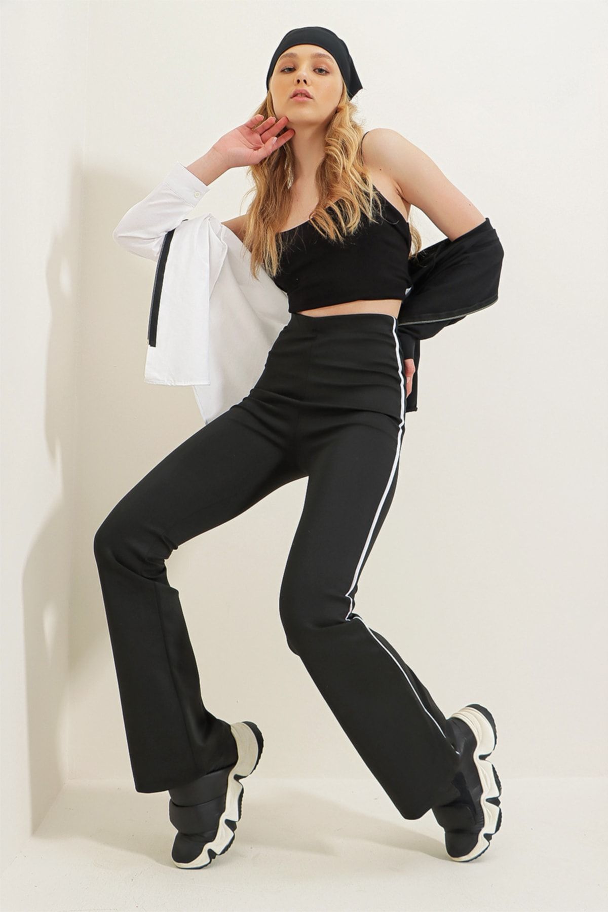 Trend Alaçatı Stili Kadın Siyah Yüksek Bel Yanları Biyeli İspanyol Paça Skuba Kumaş Pantolon ALC-X8046