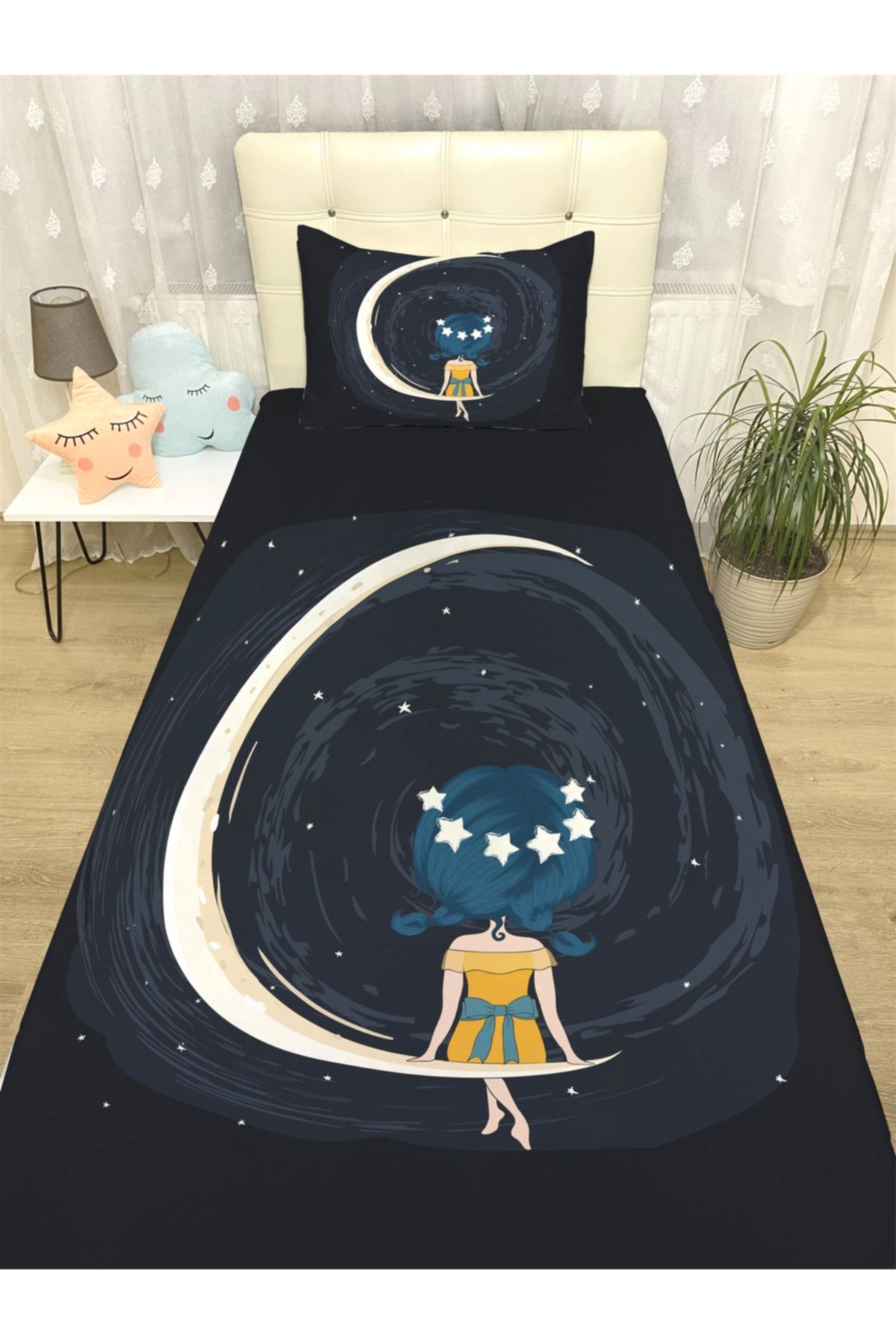 Evpanya Aydaki Yıldız Taçlı Kız Desenli Yatak Örtüsü