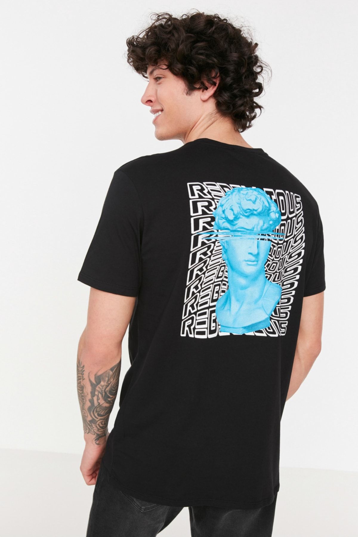 TRENDYOL MAN Siyah  Regular/Normal Kesim Kısa Kollu Sanat Baskılı %100 Pamuk T-Shirt TMNSS21TS0955