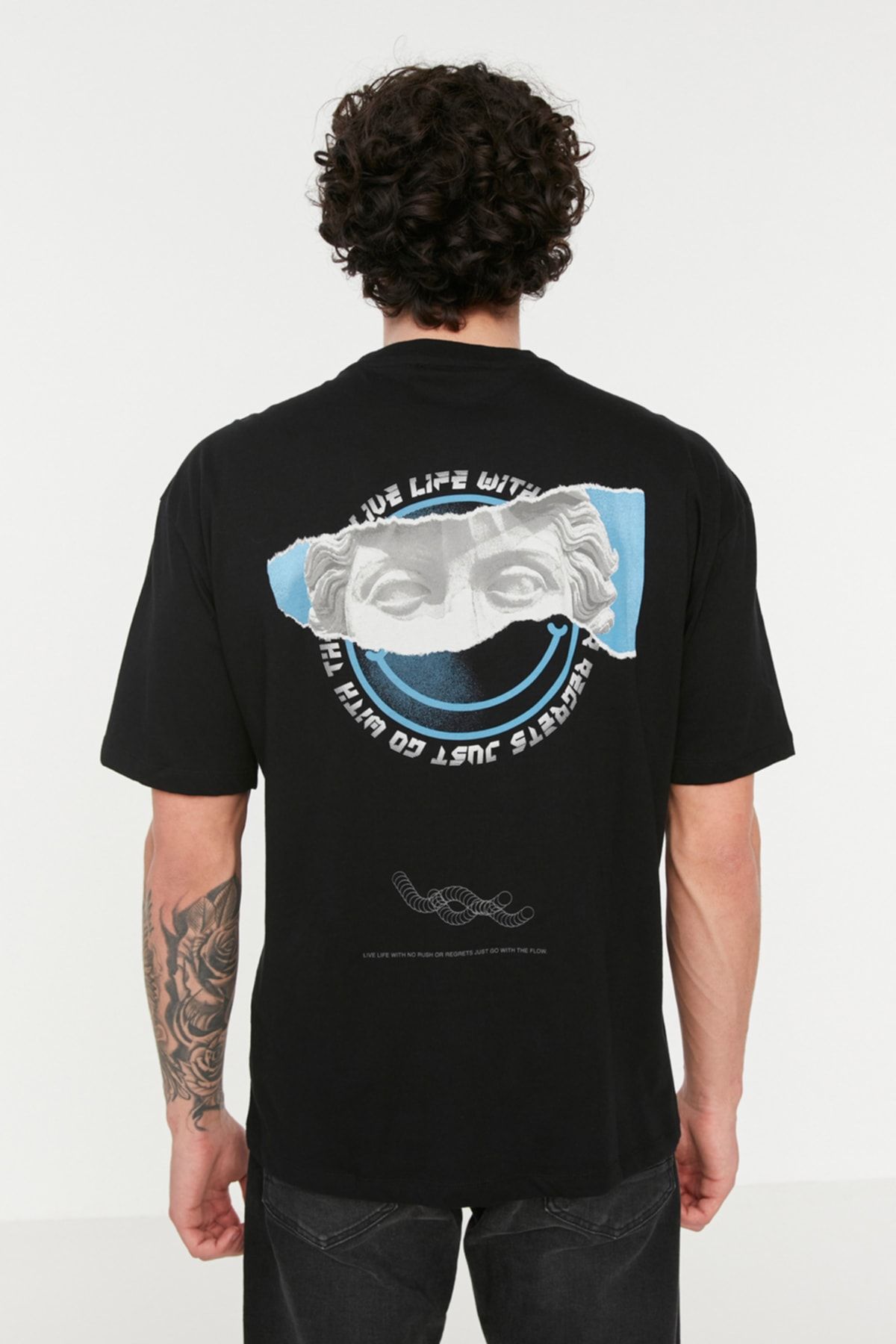 TRENDYOL MAN Siyah  Relaxed/Rahat Kesim Kısa Kollu Sanat Baskılı 100% Pamuklu T-Shirt TMNSS21TS3668