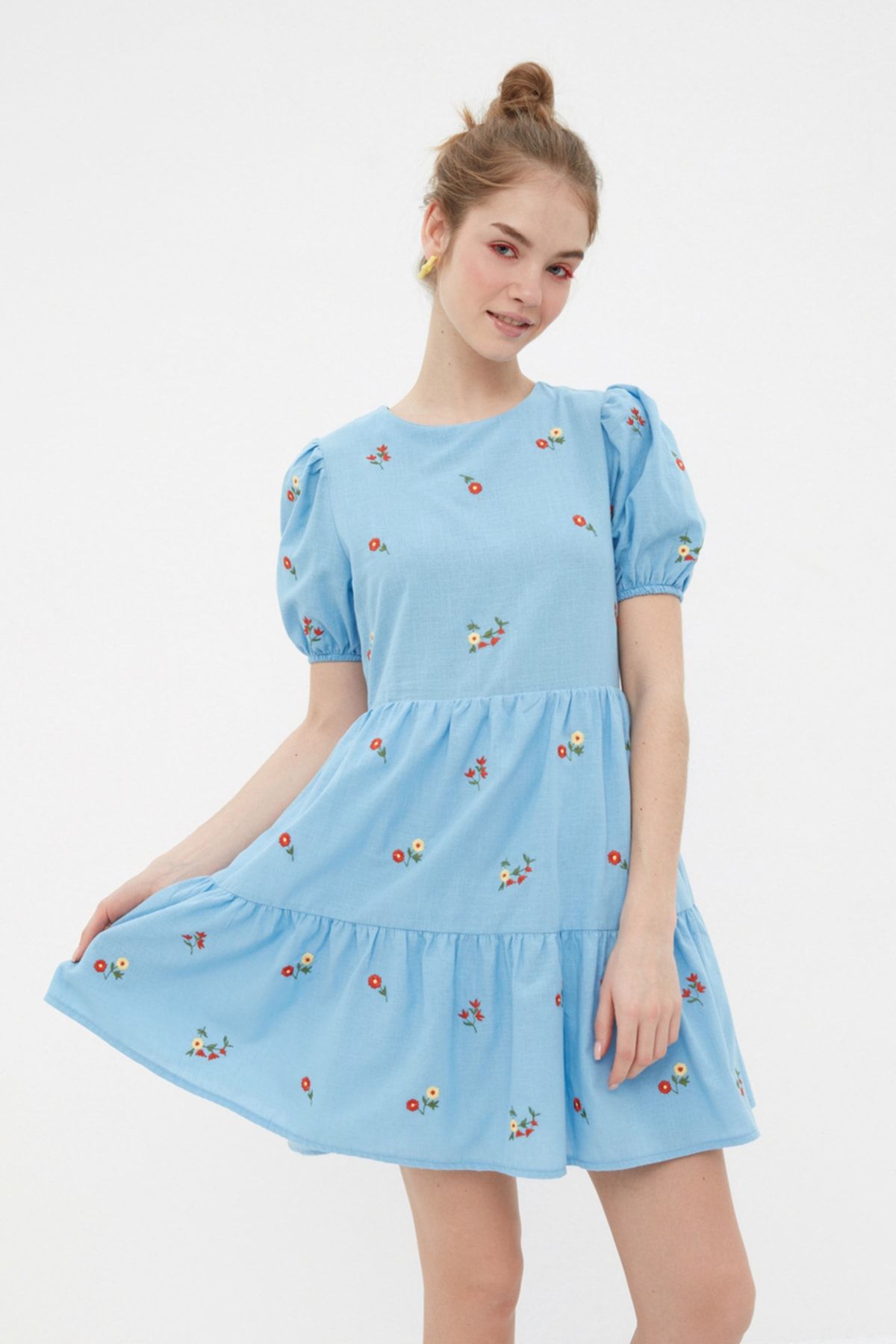 TRENDYOLMİLLA Mavi Çiçek Nakışlı Shift/Düz Kesim Mini Astarlı Dokuma Elbise TWOSS21EL0938