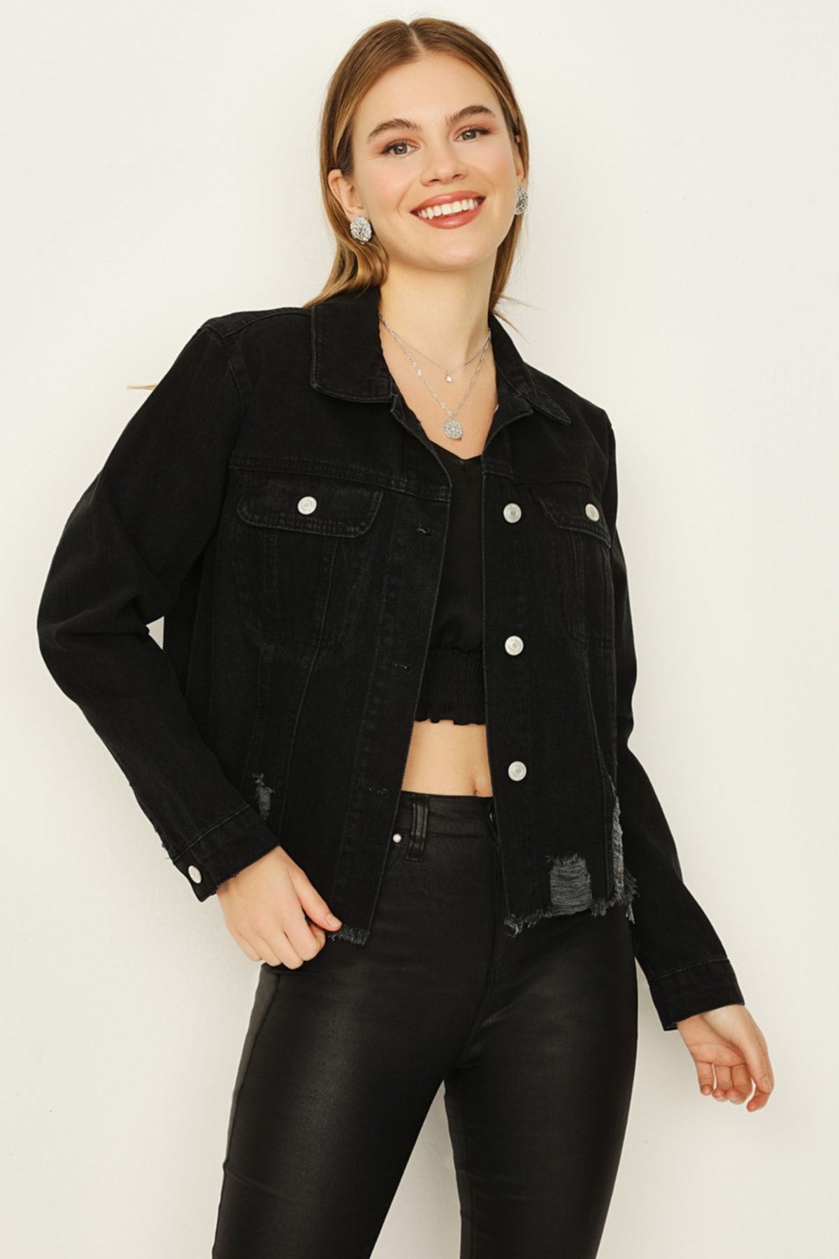 Select Moda Kadın Siyah Düğmeli Etek Ucu Püsküllü Crop Denim Ceket