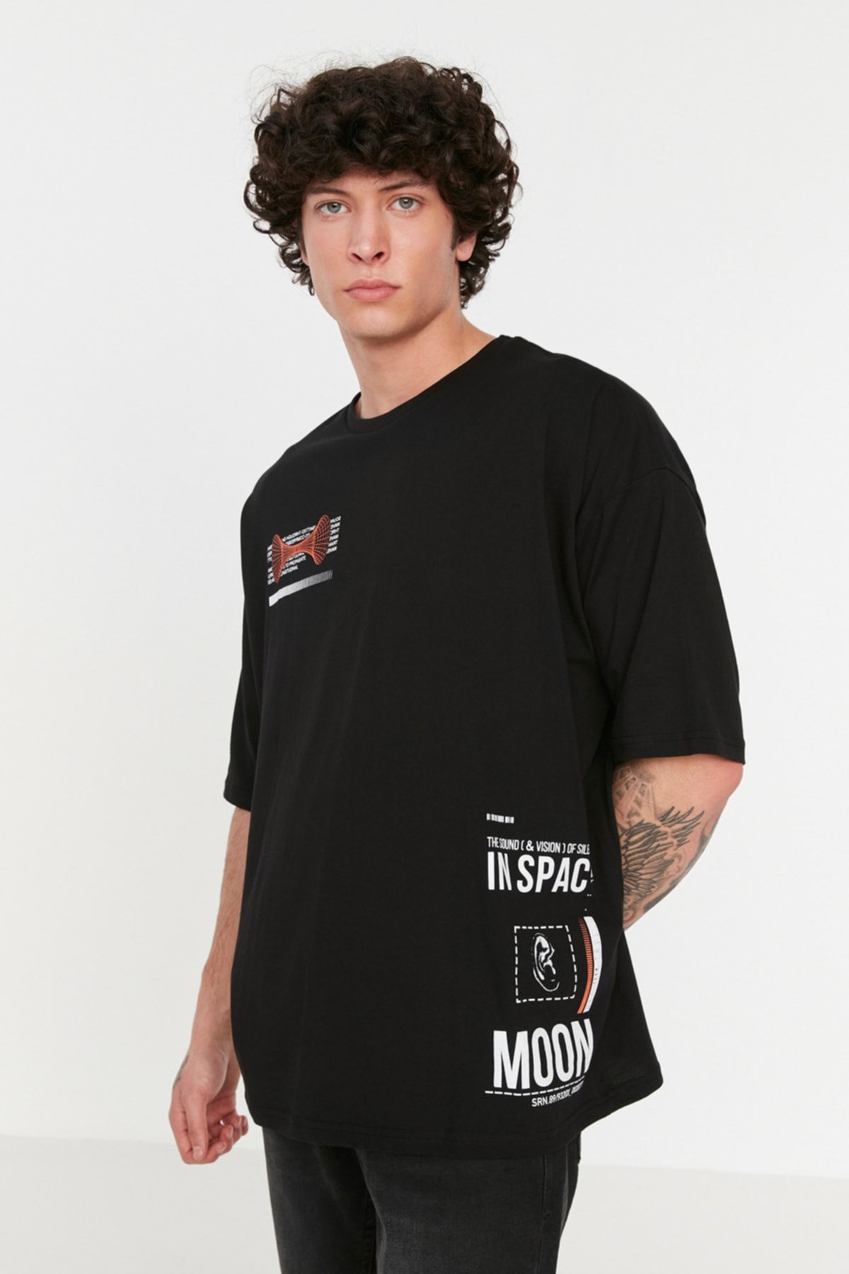 TRENDYOL MAN Siyah Erkek Oversize/Geniş Kesim %100 Pamuklu Uzay Baskılı T-Shirt