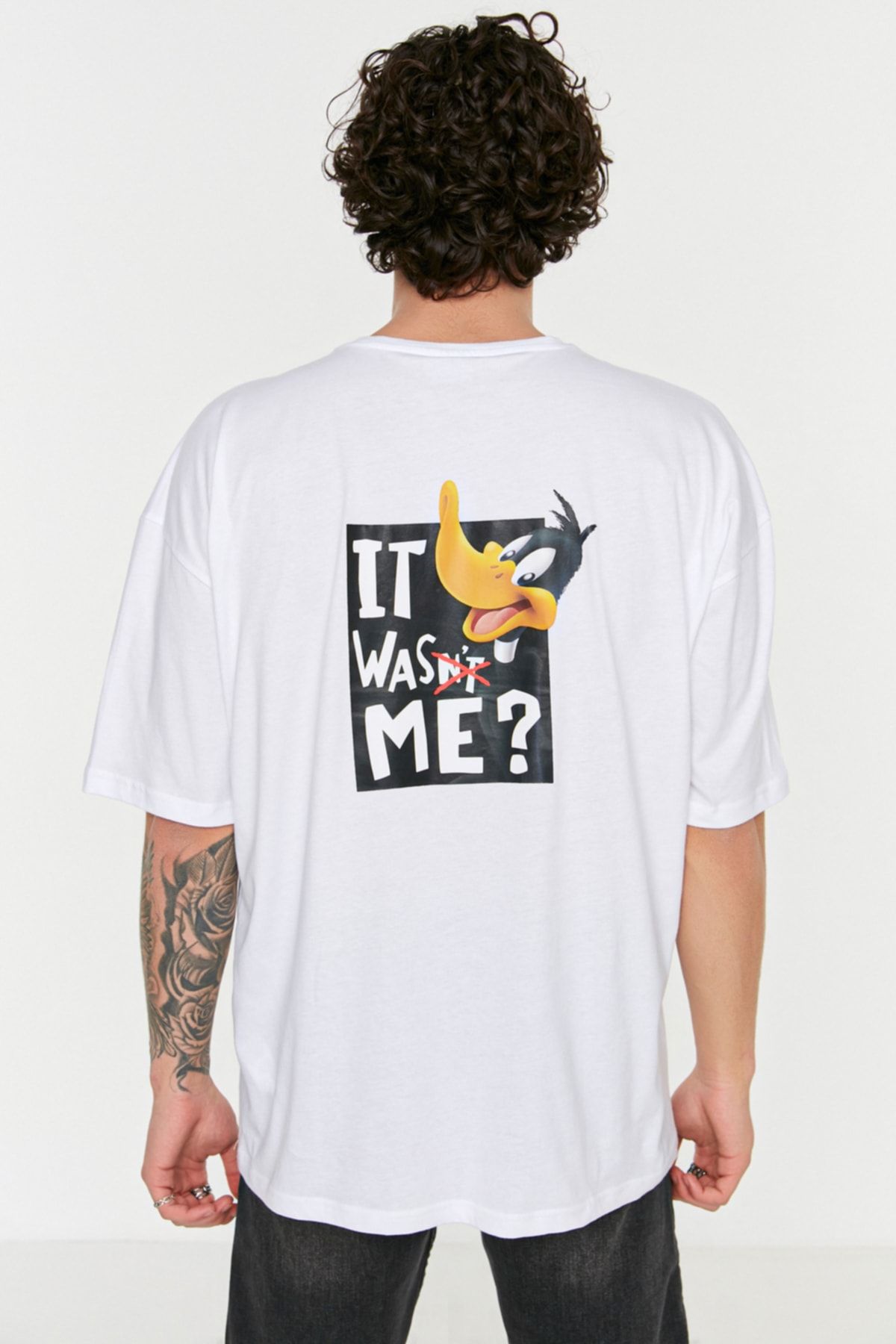 TRENDYOL MAN Erkek Lisanslı Oversize/Geniş Kesim Kısa Kollu Daffy Duck Baskılı %100 Pamuklu T-Shirt
