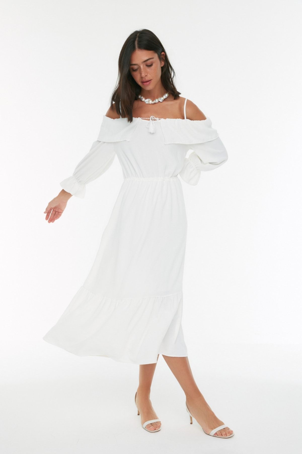 TRENDYOLMİLLA Beyaz Karmen Yaka Dokuma Elbise  TWOSS21EL1432